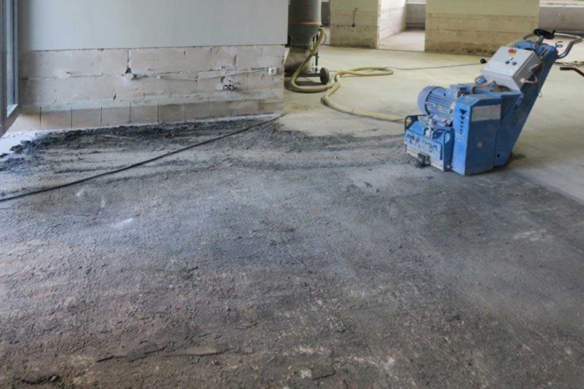 Betonboden wird mittels Kugelstrahlen mechanisch bearbeitet