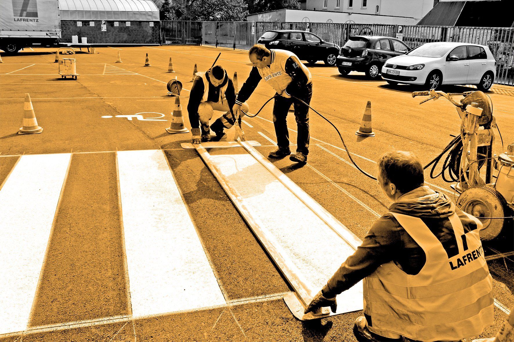 Fahrbahnmarkierung fuer alle Verkehrsbereiche