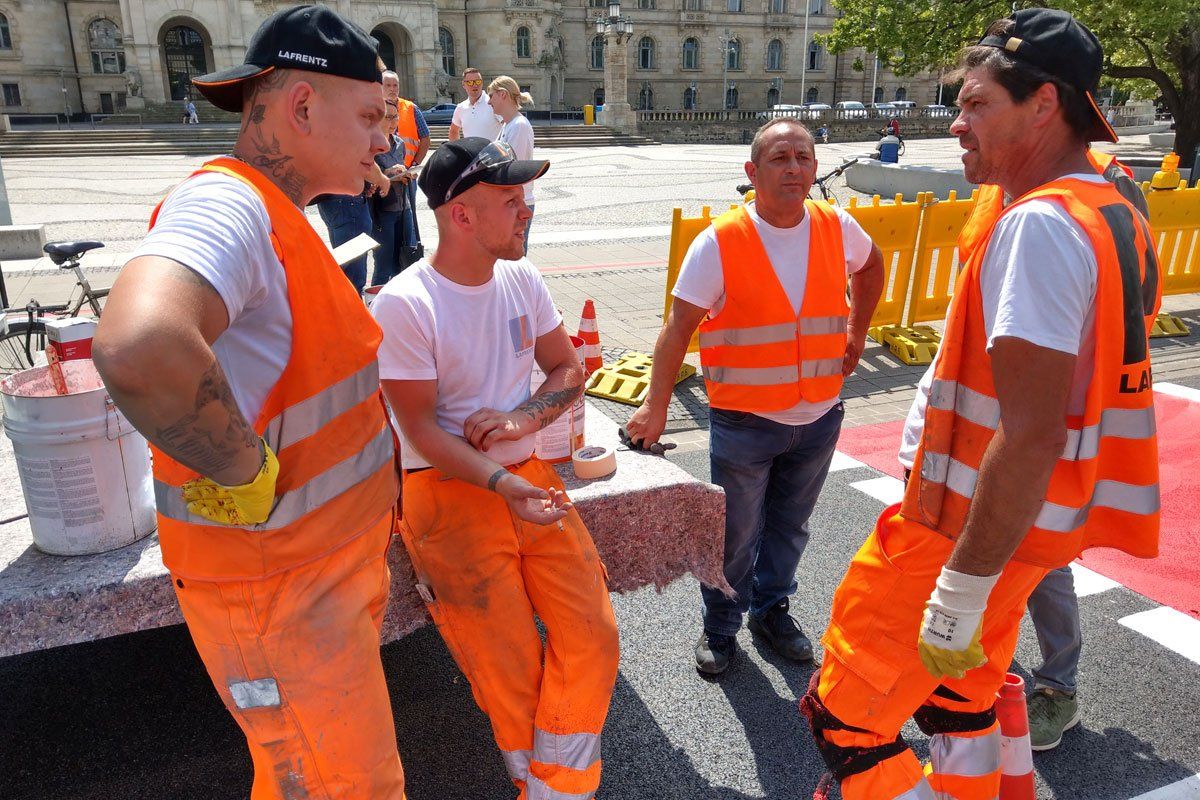 Fahrbahnmarkierung roter Radweg Hannover