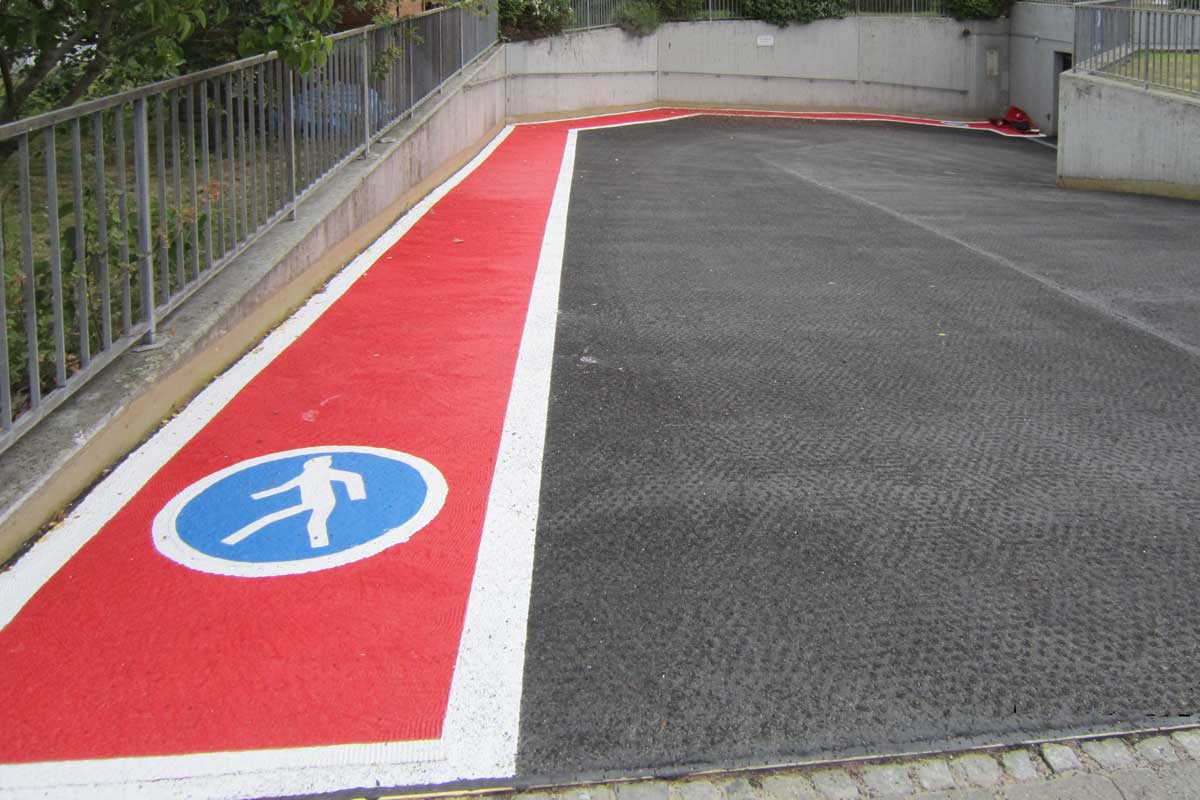 Markierung Fussweg auf Tiefgaragen Rampe