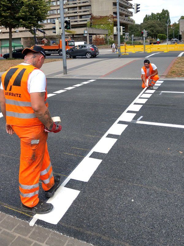 Fahrbahnmarkierung roter Radweg Hannover