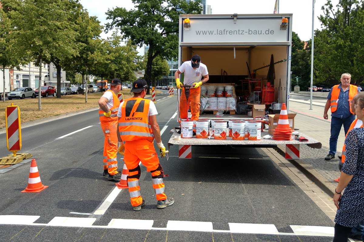 Fahrbahnmarkierung roter Radweg Hannover