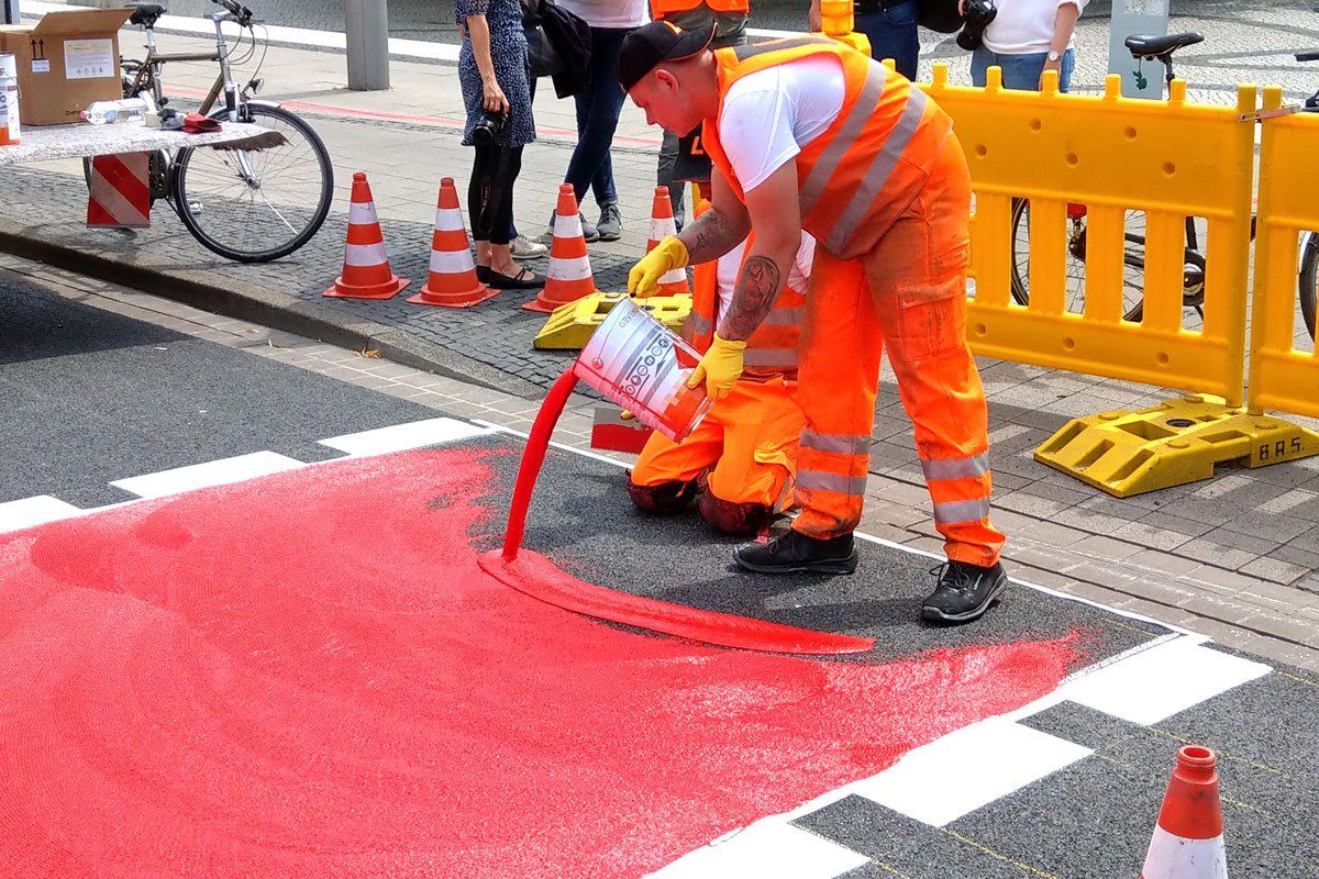 Fahrbahnmarkierung roter Radweg Hannover