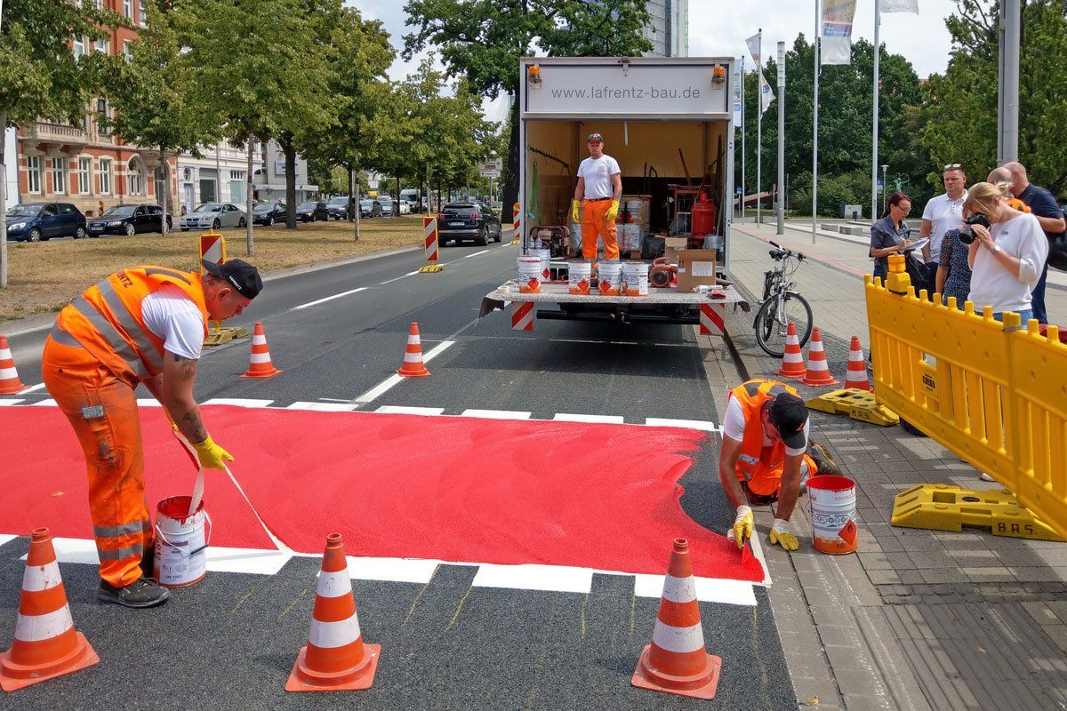 Fahrbahnmarkierung roter Radweg Hannover
