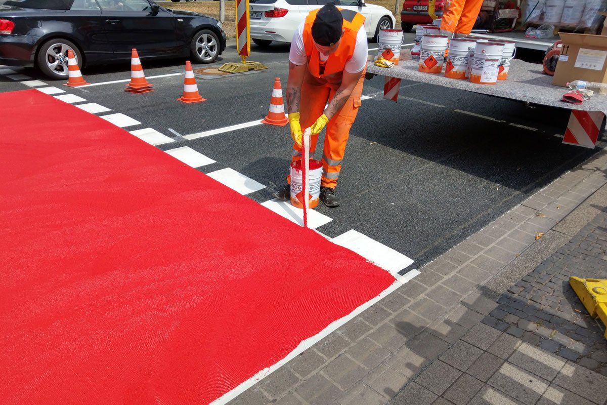 Fahrbahnmarkierung roter Radweg Hannover