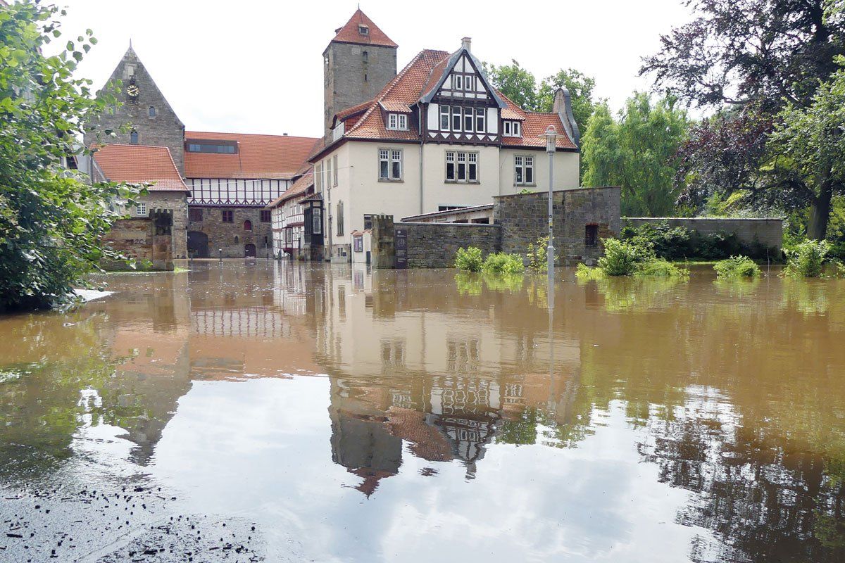 Hochwasserschutzmassnahme Kulturcampus Domaene Marienburg Uni Hildesheim nach Ueberflutung