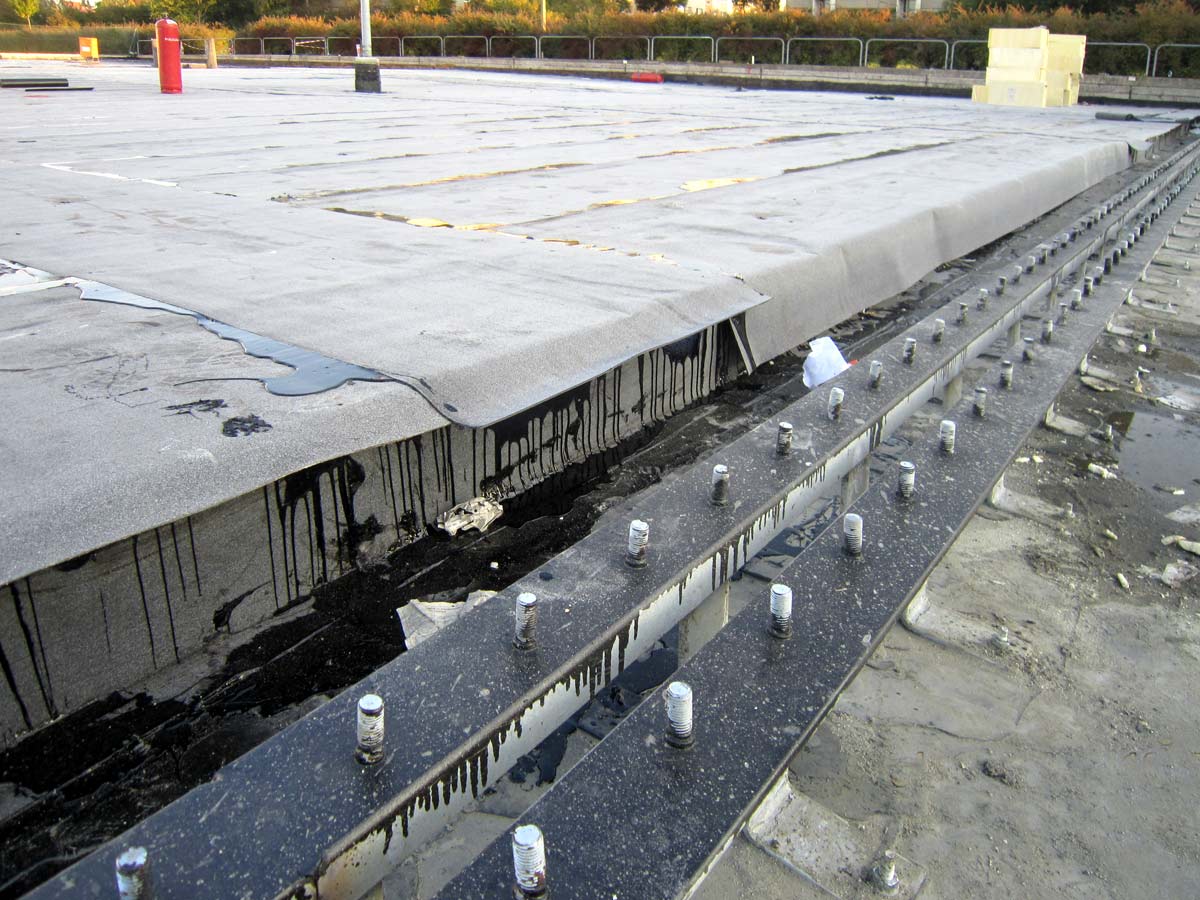 Parkdecksanierung während des laufenden Betriebes inkl. Parkflächenmarkierung