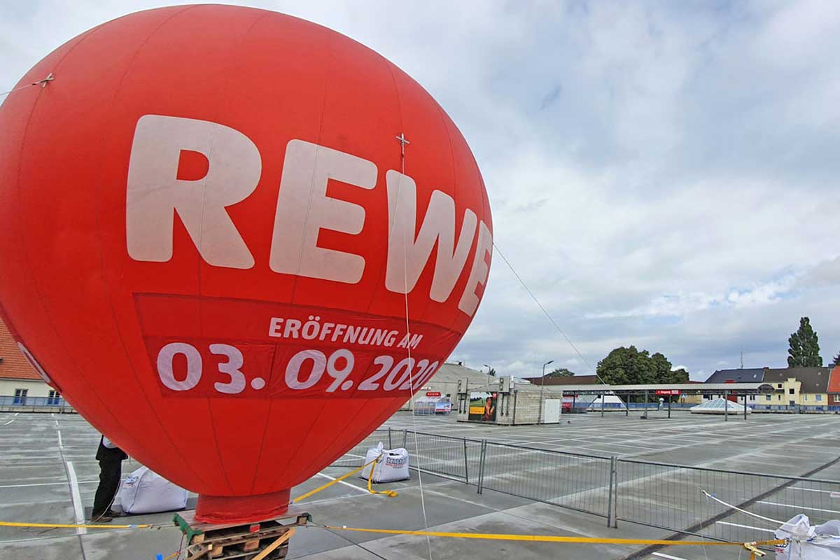 zu 03.09.2020 Wiedereröffnung REWE Center Lübeck Wiedereroeffnung REWE Center Luebeck nach Sanierung