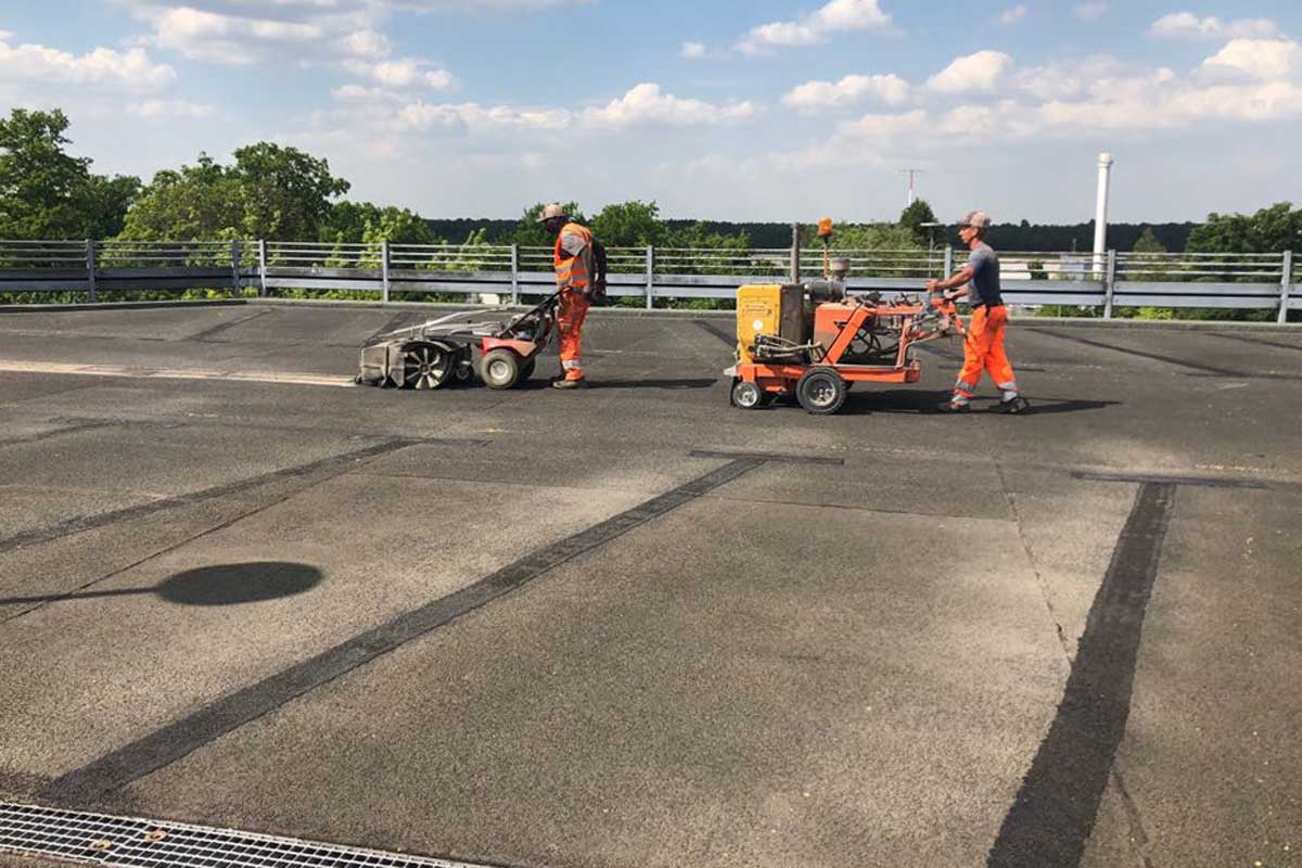 Entfernen der alten Markierungen durch Feinstfräsen