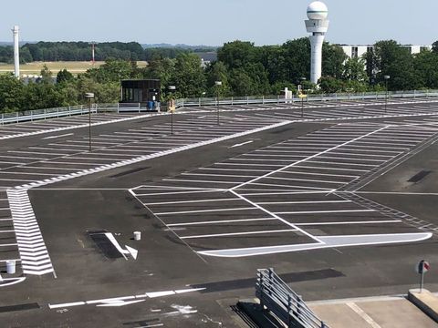 Airport Hannover Parkhaus 2, Parkflächenmarkierung Fahrbahnmarkierung Airport Hannover Parkhaus 2 Parkflaechenmarkierung