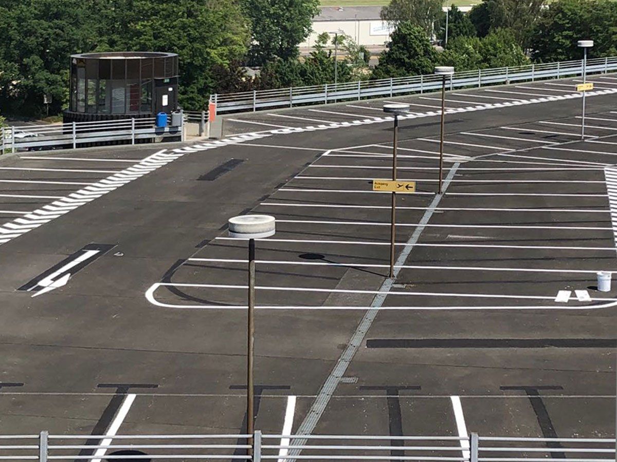 Parkflächenmarkierung und Verkehrswegemarkierungen