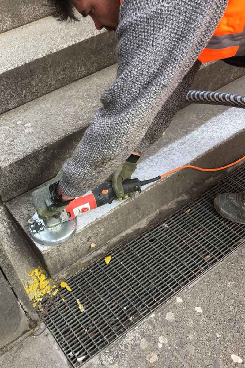 Erneuerung von Treppenstufen U- Bahn Station Hannover