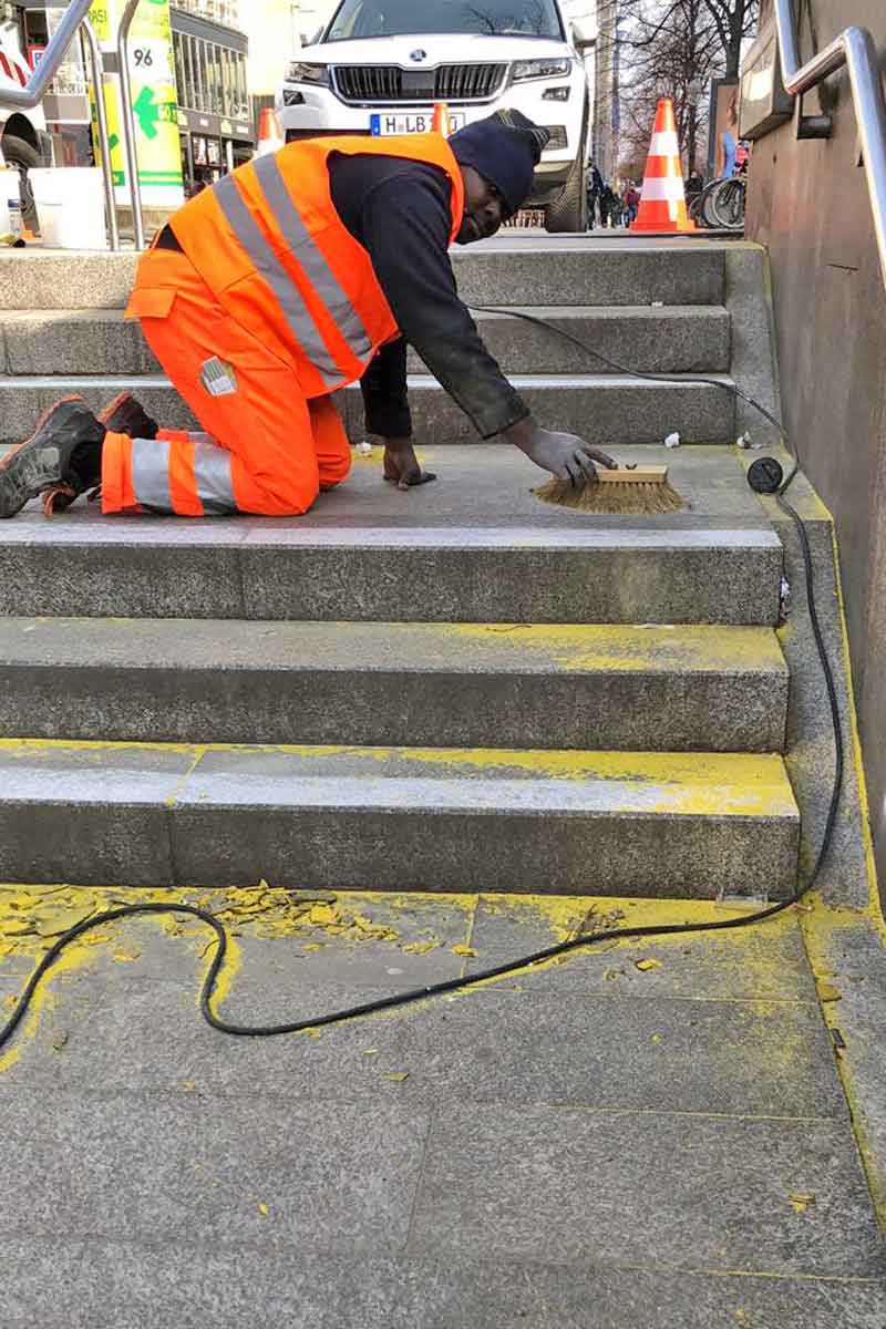Erneuerung von Treppenstufen U- Bahn Station Hannover