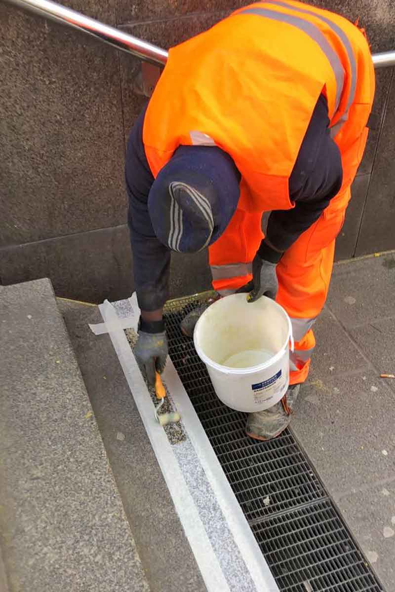 Erneuerung von Treppenstufen U- Bahn Station Hannover