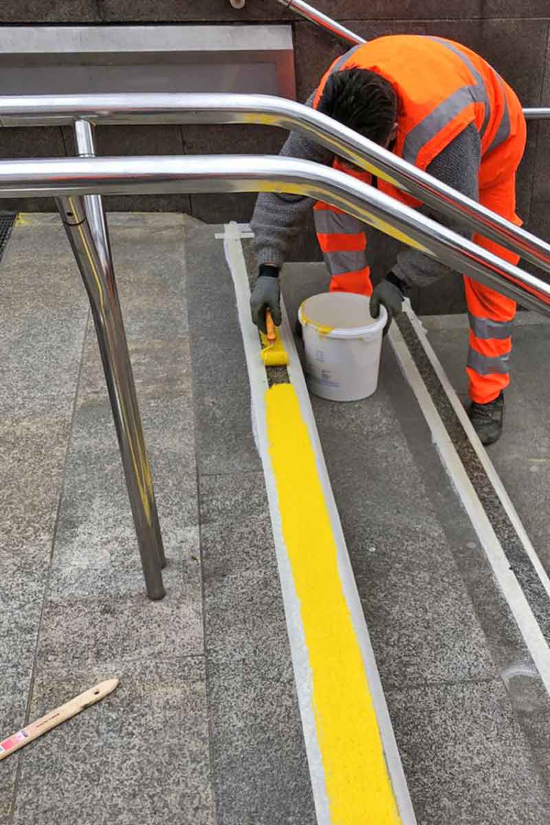 Erneuerung von Treppenstufen U- Bahn Station Hannover