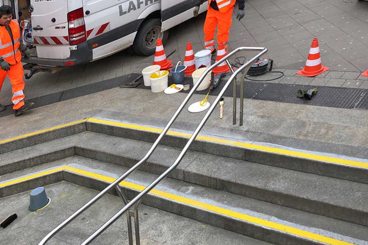 Erneuerung von Treppenstufenmarkierungen für die ÜSTRA Hannover