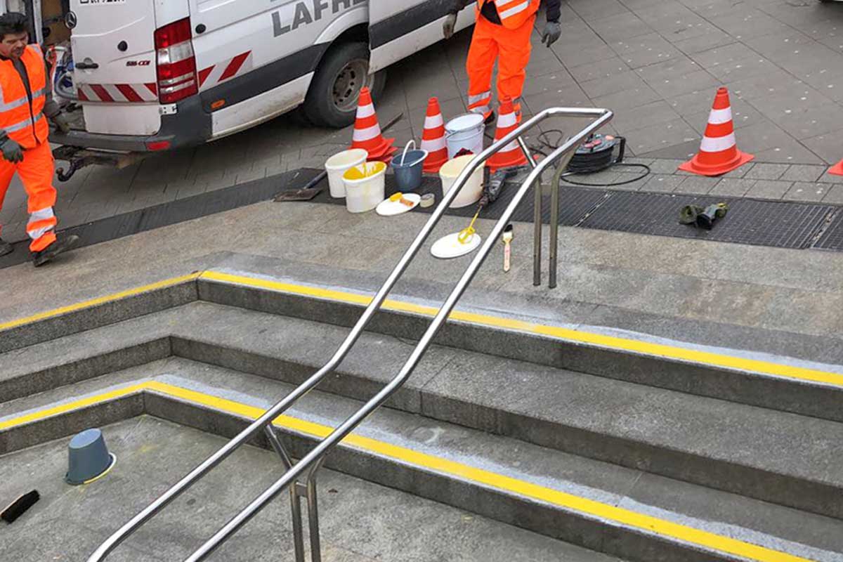 zur Erneuerung von Treppenstufenmarkierungen für die ÜSTRA Hannover Erneuerung von Treppenstufenmarkierungen für die ÜSTRA Hannover
