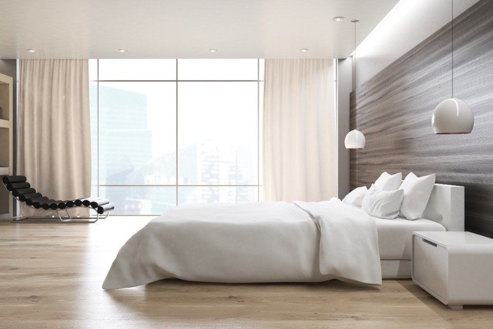 Schlafzimmer mit großem Bett