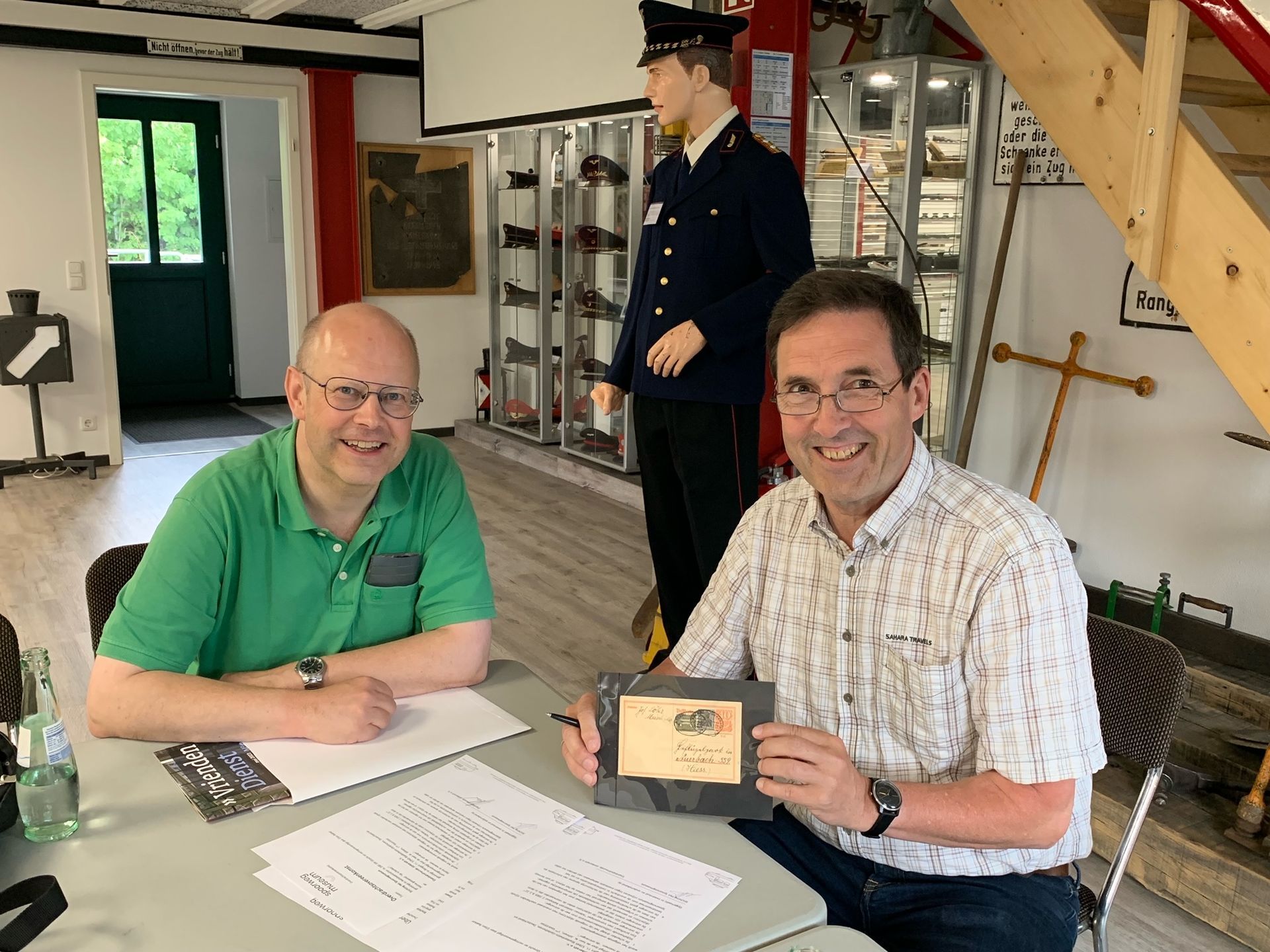 Paul Hoefsmit und Manfred Jehnen bei der Übergabe der Postkarte