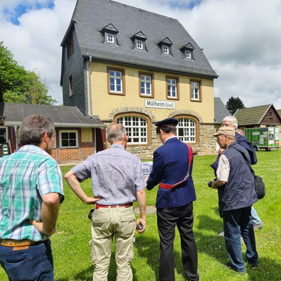 Die Gleisseite des Bahnhofs Mülheim (Eifel) Die Gleisseite des Bahnhofs Mülheim (Eifel)