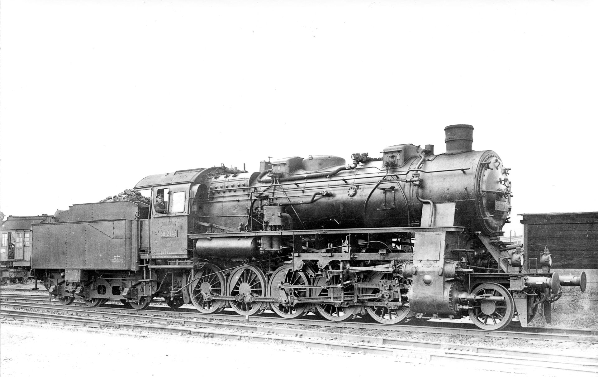 Die preußische Güterzuglok der Gattung G12, spätere Baureihe 5810-21 der DRG, war für den schweren Güterzugverkehr auf der neuen Moselbahn vorgesehen. Beschafft wurde die Lok ab dem Jahr 1917. Das Bild zeigt die 58 2142 ehemals Cassel 5760, hier im Jahr 1933 in Saalfeld fotografiert, gebaut von Hanomag 1921. Über die Jahre waren im Bw Ehrang über 65 Lokomotiven dieser Gattung beheimatet. Aufnahme: Carl Bellingrodt, Slg. Martin Kreckler Die preußische Güterzuglok der Gattung G12, spätere Baureihe 5810-21 der DRG, war für den schweren Güterzugverkehr auf der neuen Moselbahn vorgesehen. Beschafft wurde die Lok ab dem Jahr 1917. Das Bild zeigt die 58 2142 ehemals Cassel 5760, hier im Jahr 1933 in Saalfeld fotografiert, gebaut von Hanomag 1921. Über die Jahre waren im Bw Ehrang über 65 Lokomotiven dieser Gattung beheimatet.
Aufnahme: Carl Bellingrodt, Slg. Martin Kreckler