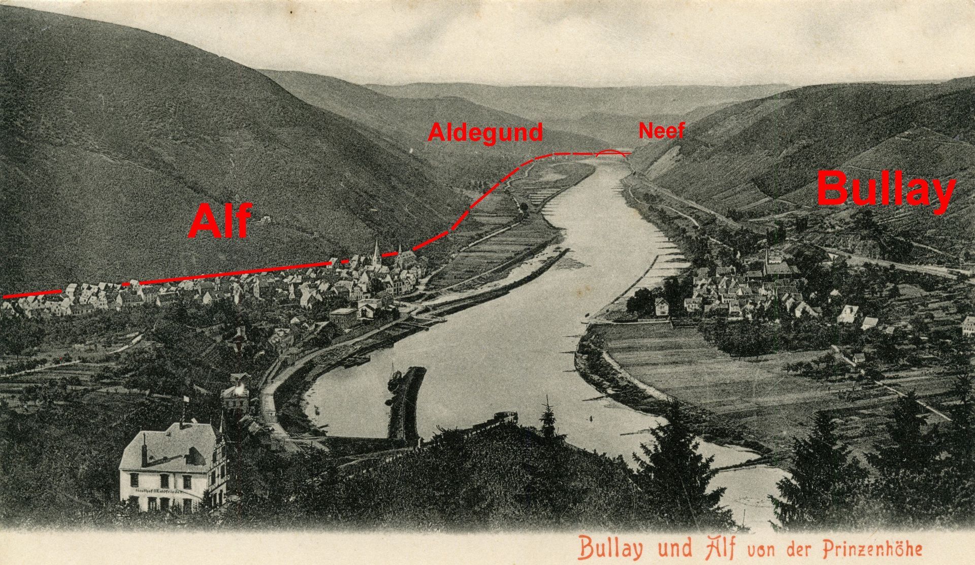 Blick in die grandiose Landschaft der Untermosel. Die Gemeinde Alf ist auf der linken Moselseite und noch ein Teil der Stadt Bullay auf der rechten Moseluferseite zu sehen. Durch Bullay führt die bestehende Moselstrecke bis Neef rechtsufrig. Es ist geplant die neue Moselbahn das Alftal hinunter und hinter dem Ort Alf weiter auf der linken Uferseite zu führen. Von hier führt die Strecke zunächst bis hinter Aldegund und von dort über eine neu zu errichtende Brücke oberhalb Neef auf das rechte Ufer (ursprünglich geplant unterhalb Neef). Ab dort verläuft die nunmehr rechtsufrige Moselbahn bis Coblenz. Die Postkarte wird datiert in die Zeit zu Beginn der 1900er Jahre. Sammlung: Martin Kreckler Blick in die grandiose Landschaft der Untermosel. Die Gemeinde Alf ist auf der linken Moselseite und noch ein Teil der Stadt Bullay auf der rechten Moseluferseite zu sehen. Durch Bullay führt die bestehende Moselstrecke bis Neef rechtsufrig. Es ist geplant die neue Moselbahn das Alftal hinunter und hinter dem Ort Alf weiter auf der linken Uferseite zu führen. Von hier führt die Strecke zunächst bis hinter Aldegund und von dort über eine neu zu errichtende Brücke oberhalb Neef auf das rechte Ufer (ursprünglich geplant unterhalb Neef). Ab dort verläuft die nunmehr rechtsufrige Moselbahn bis Coblenz. Die Postkarte wird datiert in die Zeit zu Beginn der 1900er Jahre.
Sammlung: Martin Kreckler
