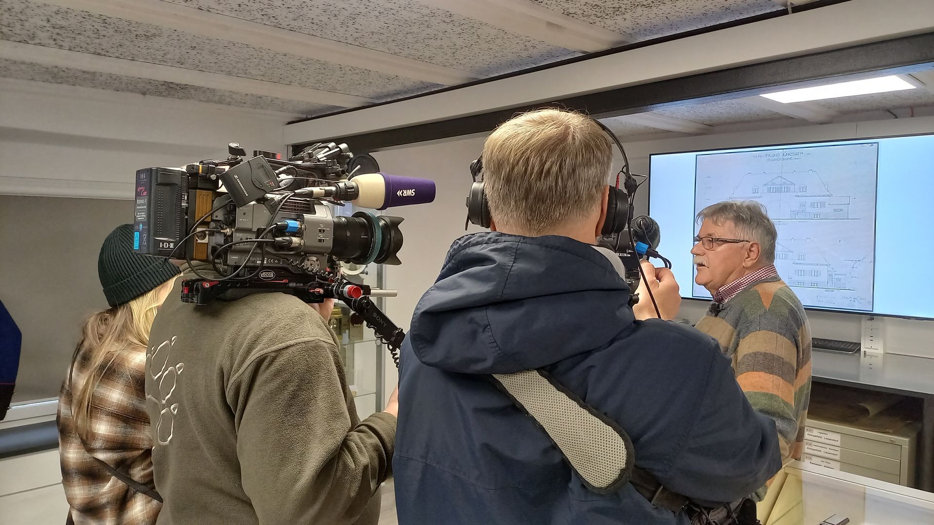 Rainer Helfen von den EFJ beim Interview mit dem SWR-Fernsehteam Rainer Helfen von den EFJ beim Interview mit dem SWR-Fernsehteam