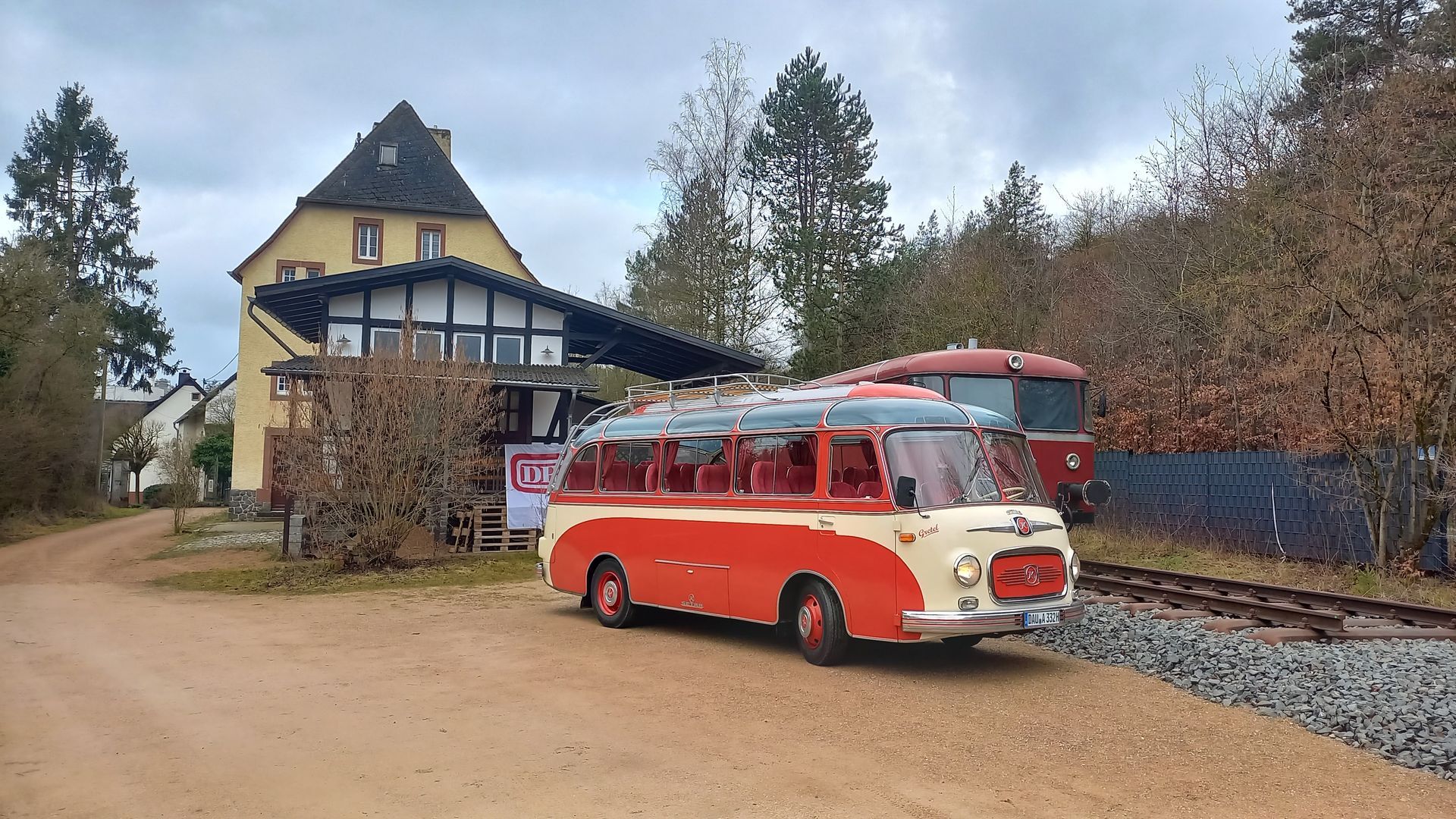 Der historische Reisebus der Firma Hoffmann aus Nohn vor dem Museumsbahnhof Ahütte.