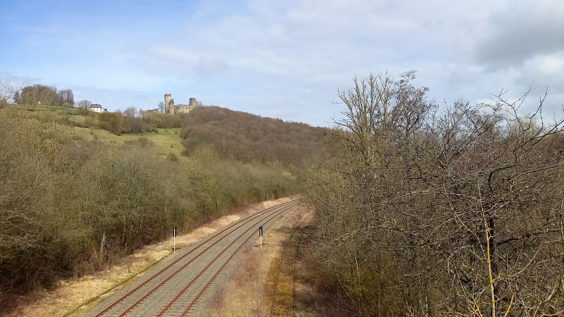 Blick auf die Kasselburg und auf die Gleise