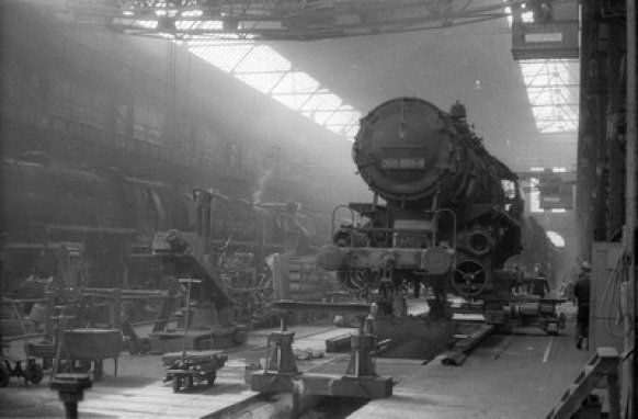 Die Richthalle am 15. April 1971. An der aufgebockten 050 651-9 werden Rahmen und Zylinderarbeiten vorgenommen. Aufnahme Jürgen Zeug