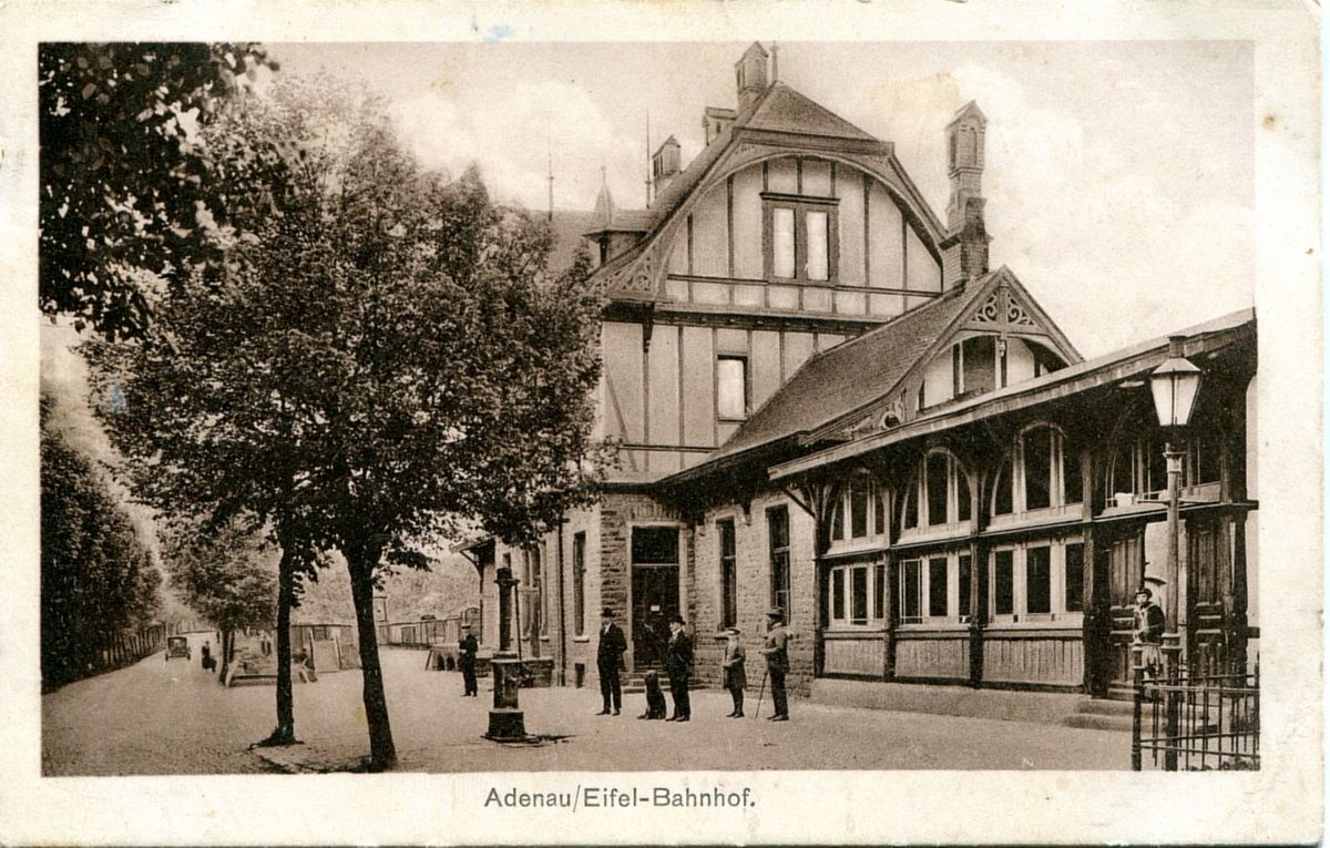 Das Empfangsgebäude des Bahnhofs Adenau im Jahre 1927 Das Empfangsgebäude des Bahnhofs Adenau im Jahre 1927