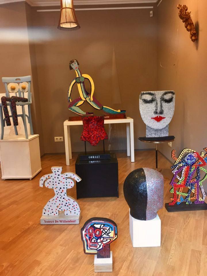 Situación del mosaico La palabra mosaico viene del latín y del griego, y quiere decir relativo a las musas o a realizado por personas inspiradas por las musas. No hay mucha gente que se dedique al mosaico, debido a que es un arte muy lento para terminar una obra y que, además, requiere de muchas horas de trabajo y el coste es elevado. Situación del mosaico
La palabra mosaico viene del latín y del griego, y quiere decir relativo a las musas o a realizado por personas inspiradas por las musas.
No hay mucha gente que se dedique al mosaico, debido a que es un arte muy lento para terminar una obra y que, además, requiere de muchas horas de trabajo y el coste es elevado.