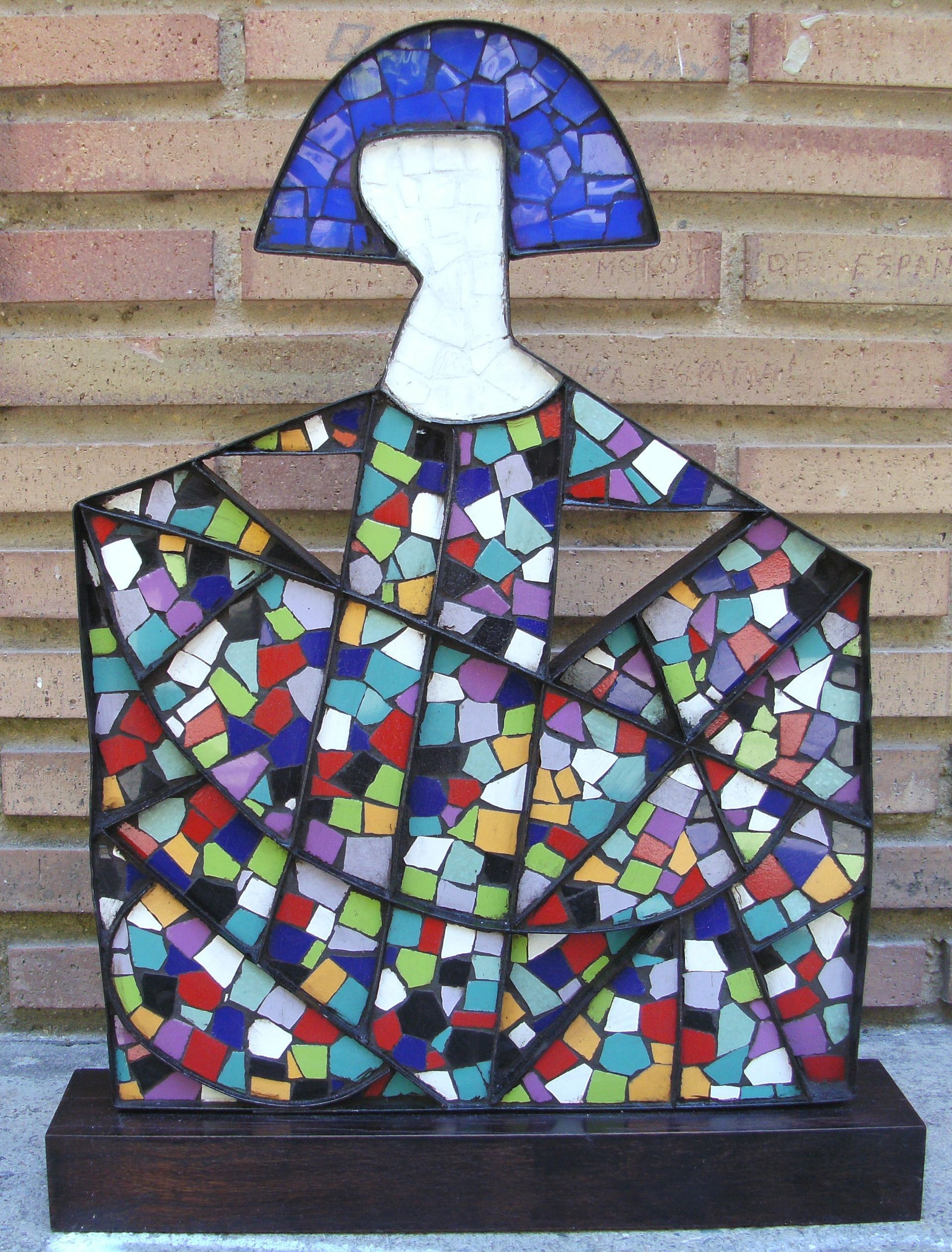 ¿Por qué la pasión por el mosaico? Quiero descartar que el mosaico sea considerado como un arte menor y rescatar su influencia, ya que se trata de un arte que tiene más de 3.000 años de historia. Mi intención es adaptarlo a los nuevos tiempos. Como decía Jean Dubuffet (art brut), no hay nada más común que la pasión por el arte y, para mí, nada más intenso que la pasión por el mosaico. ¿Por qué la pasión por el mosaico?
Quiero descartar que el mosaico sea considerado como un arte menor y rescatar su influencia, ya que se trata de un arte que tiene más de 3.000 años de historia. Mi intención es adaptarlo a los nuevos tiempos.
Como decía Jean Dubuffet (art brut), no hay nada más común que la pasión por el arte y, para mí, nada más intenso que la pasión por el mosaico.