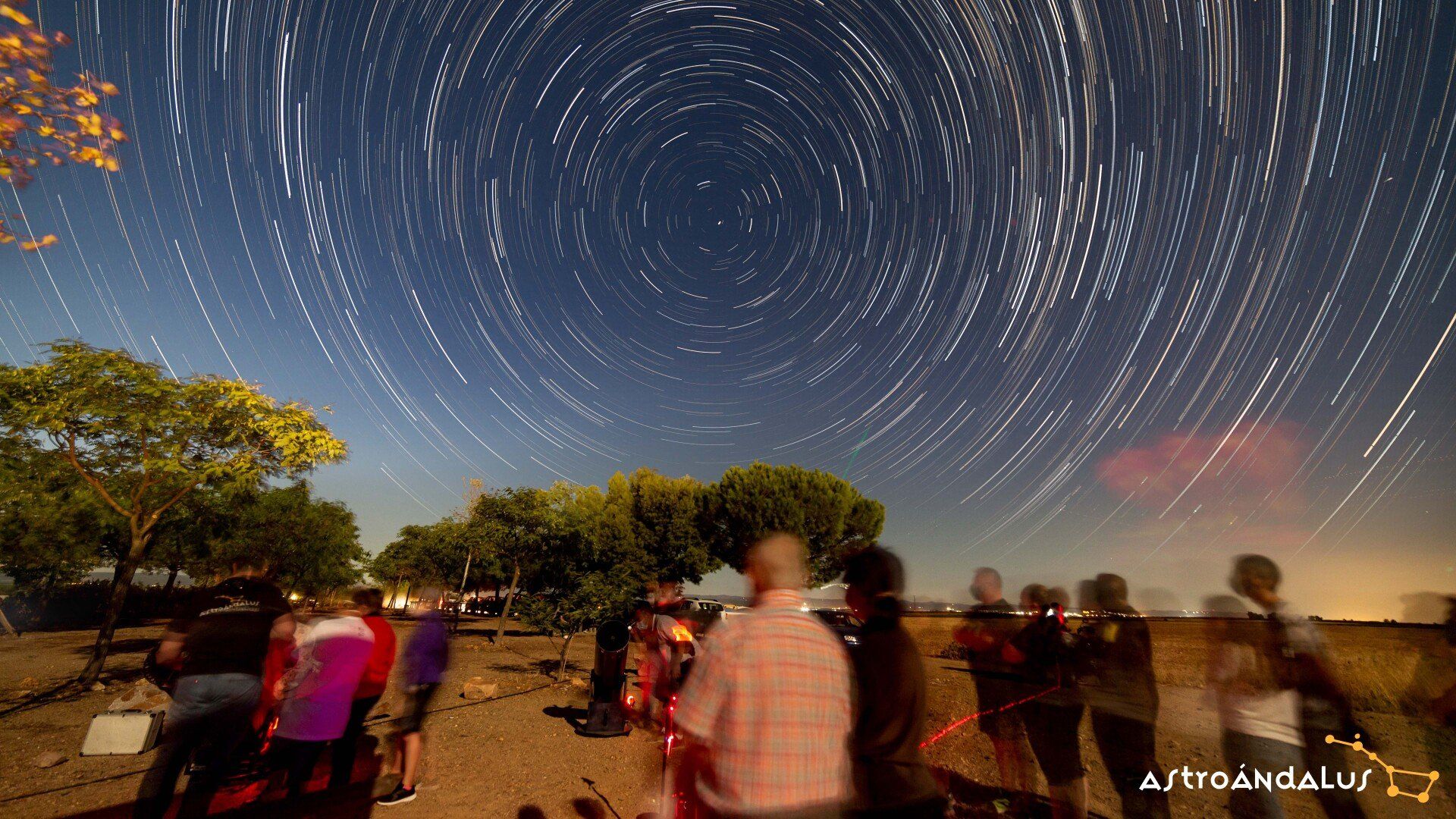 Imagino que AstroÁndalus tiene más de una anécdota que contar…. AÁ.Tenemos cientos de historias que nos han hecho tremendamente felices, desde aquella familia que fueron de viajes a Noruega juntos con su abuelo de 84 años para que cumpliera su sueño de ver las auroras (lo consiguió), hasta niños que se han enamorado de la ciencia en el marco de alguna de nuestras actividades, a personas con las que hemos aprendido la sensibilidad y la humildad con la que se puede uno asomar a esta ventana que constituye un cielo nocturno libre de contaminación lumínica. Imagino que AstroÁndalus tiene más de una anécdota que contar…. AÁ.Tenemos cientos de historias que nos han hecho tremendamente felices, desde aquella familia que fueron de viajes a Noruega juntos con su abuelo de 84 años para que cumpliera su sueño de ver las auroras (lo consiguió), hasta niños que se han enamorado de la ciencia en el marco de alguna de nuestras actividades, a personas con las que hemos aprendido la sensibilidad y la humildad con la que se puede uno asomar a esta ventana que constituye un cielo nocturno libre de contaminación lumínica.