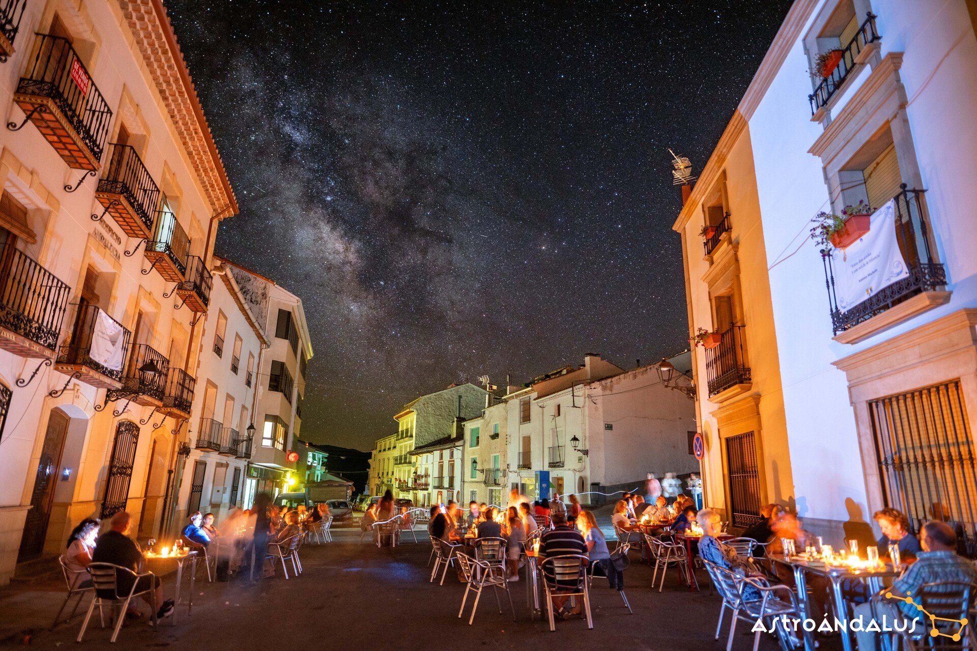 ¿Qué actividades y viajes organiza Astroándalus? ¿A qué lugares ha conducido y conduce a sus clientes? AÁ. Actualmente tenemos varios destinos que marcan nuestro día a día. Principalmente trabajamos por Andalucía, en zonas como Sierra Morena o la Sierra Sur de Jaén, también en Cazorla, Segura y las Villas, donde a partir de noviembre empezamos a gestionar un centro de visitantes especializado en astroturismo en el castillo-coslomarium de Hornos. Por otro lado, desarrollamos gran parte de nuestra actividad en el círculo polar ártico, en la zona de Tromso (Noruega) y la Laponia finlandesa, donde organizamos varios viajes al año con nuestros clientes para ver las auroras boreales, uno de los mayores espectáculos de la naturaleza y en lo que estamos especializados. Hemos gestionado 17 grupos en 5 años y gracias a nuestros guías expertos, ¡todos los grupos las han visto! ¿Qué actividades y viajes organiza Astroándalus? ¿A qué lugares ha conducido y conduce a sus clientes? AÁ. Actualmente tenemos varios destinos que marcan nuestro día a día. Principalmente trabajamos por Andalucía, en zonas como Sierra Morena o la Sierra Sur de Jaén, también en Cazorla, Segura y las Villas, donde a partir de noviembre empezamos a gestionar un centro de visitantes especializado en astroturismo en el castillo-coslomarium de Hornos. Por otro lado, desarrollamos gran parte de nuestra actividad en el círculo polar ártico, en la zona de Tromso (Noruega) y la Laponia finlandesa, donde organizamos varios viajes al año con nuestros clientes para ver las auroras boreales, uno de los mayores espectáculos de la naturaleza y en lo que estamos especializados. Hemos gestionado 17 grupos en 5 años y gracias a nuestros guías expertos, ¡todos los grupos las han visto!