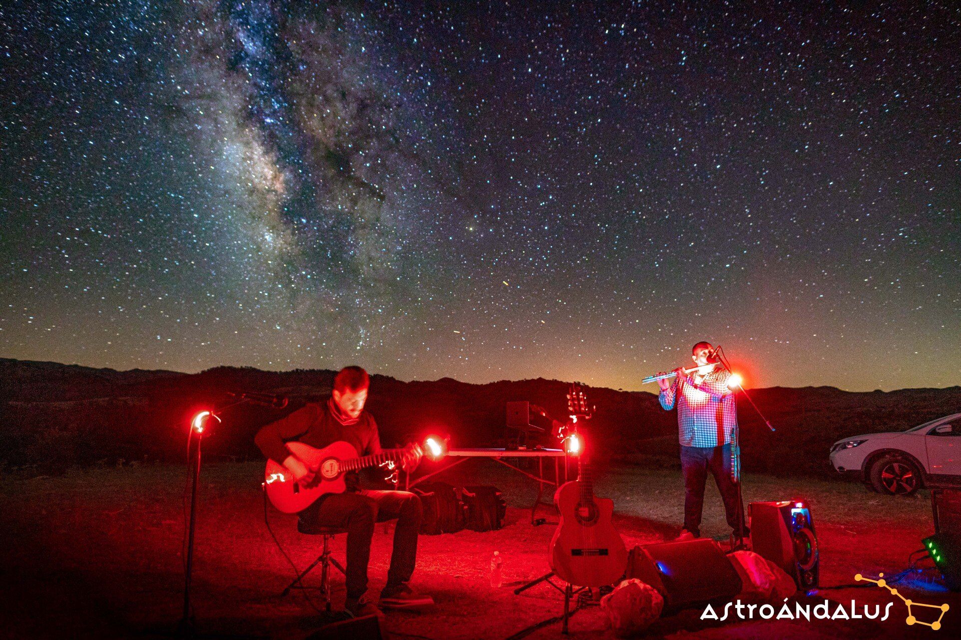 El astrónomo, astrofísico, astrobiólogo y cosmólogo Carl Sagan aseguraba que nuestras más ligeras contemplaciones del cosmos nos hacen estremecer: sentimos que un cosquilleo nos llena los nervios, una voz muda, una ligera sensación de recuerdo lejano, o una caída desde gran altura… sabemos que nos aproximamos al más grande de los misterios. Pues bien, en España una empresa de turismo científico se propone precisamente eso: llevarle de la mano a conocer el firmamento y hacerle vibrar de emoción bajo su bóveda estrellada. El astrónomo, astrofísico, astrobiólogo y cosmólogo Carl Sagan aseguraba que nuestras más ligeras contemplaciones del cosmos nos hacen estremecer: sentimos que un cosquilleo nos llena los nervios, una voz muda, una ligera sensación de recuerdo lejano, o una caída desde gran altura… sabemos que nos aproximamos al más grande de los misterios. Pues bien, en España una empresa de turismo científico se propone precisamente eso: llevarle de la mano a conocer el firmamento y hacerle vibrar de emoción bajo su bóveda estrellada.