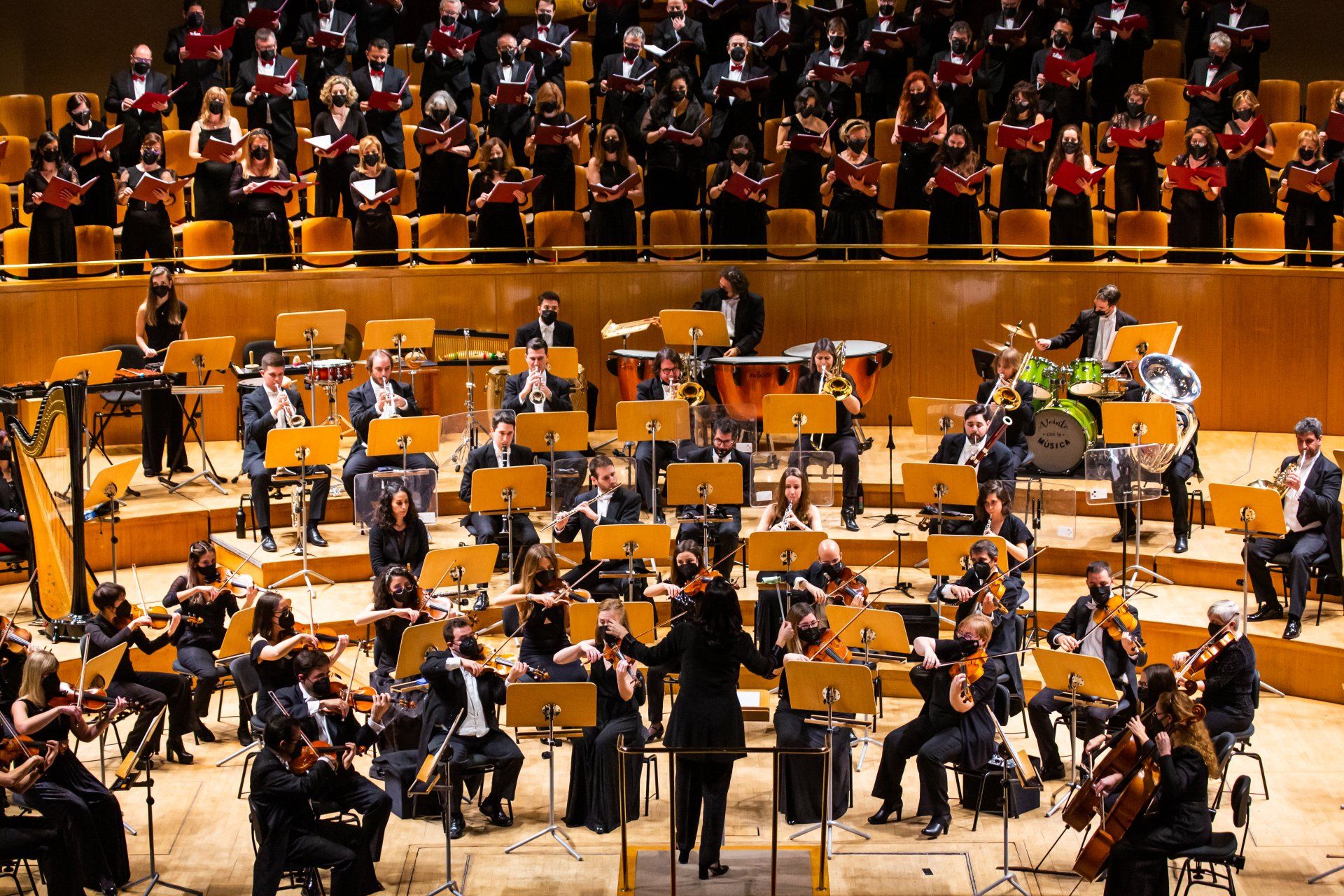 Silvia Sanz Torre estudió guitarra, piano y…dirección de orquesta en un tiempo, los años 80 del siglo anterior, en el que resultaba “inaudito” que las mujeres tomaran la batuta. Dato que, por sí solo, revela una vocación vigorosa y una voluntad nervuda, capaz de transformar en tangibles los sueños que el entorno juzga quiméricos. Hoy —gracias a ella, entre otras pioneras— las estudiantes españolas de música saben que la dirección orquestal es también un espacio de mujeres. Desde hace cinco lustros, Silvia Sanz es fundadora y directora titular del Grupo Talía y de todas sus formaciones musicales: Orquesta Metropolitana de Madrid y Coro Talía, con temporada estable de conciertos en el Auditorio Nacional de Música, Madrid Youth Orchestra, Orquesta Infantil Jonsui y Coro Talía Mini. El poliédrico Grupo Talía es producto de la creatividad —en el sentido más pleno del término— de Silvia Sanz. Más allá de una formidable profesional que ha dirigido orquestas nacionales e internacionales, Sanz es una prolífica constructora de oportunidades de crecimiento para otros: es una propagadora de cultura, empeñada en formar a los músicos y a los públicos del porvenir. De ahí que también desarrolle una mirífica actividad divulgadora a través de conciertos, cuyo fin es enseñar a personas —sin distinción de edad y nivel educativo— a escuchar, sentir, apreciar y disfrutar la música. Otra de sus iniciativas hacedoras de futuro es el Encuentro Orquestal Sinfónico de Alba de Tormes, un campamento orquestal en verano dirigido a instrumentistas desde 9 a 13 años, que viene celebrándose desde 2011. No es de extrañar, pues, que en 2017, fuese galardonada en los VII Premios Solidarios a la Igualdad MDE en la categoría de Mujeres que cambian el mundo, y que en dos ocasiones haya integrado la lista Top100 mujeres líderes en España de Mujeres & Cia. Su labor generatriz de nuevos músicos y públicos también la ha desempeñado fuera de España, en América Latina y África… La Asamblea Legislativa de El Salvador le concedió una distinción por su “ejemplo de participación de la mujer en espacios que contribuyen a erradicar desigualdades en todo el mundo”. Y en 2012, en Etiopía, puso en marcha y dirigió los conciertos de la Yared School of Music, única escuela de música del país y que se encontraba inactiva desde hacía cuatro décadas. La música es para ella imprescindible: una inversión en futuro, una apuesta inequívoca en valores humanos. Los suyos nos han cautivado y por eso hemos querido entrevistarla… Silvia Sanz Torre estudió guitarra, piano y…dirección de orquesta en un tiempo, los años 80 del siglo anterior, en el que resultaba “inaudito” que las mujeres tomaran la batuta. Dato que, por sí solo, revela una vocación vigorosa y una voluntad nervuda, capaz de transformar en tangibles los sueños que el entorno juzga quiméricos. Hoy —gracias a ella, entre otras pioneras— las estudiantes españolas de música saben que la dirección orquestal es también un espacio de mujeres. Desde hace cinco lustros, Silvia Sanz es fundadora y directora titular del Grupo Talía y de todas sus formaciones musicales: Orquesta Metropolitana de Madrid y Coro Talía, con temporada estable de conciertos en el Auditorio Nacional de Música, Madrid Youth Orchestra, Orquesta Infantil Jonsui y Coro Talía Mini. El poliédrico Grupo Talía es producto de la creatividad —en el sentido más pleno del término— de Silvia Sanz. Más allá de una formidable profesional que ha dirigido orquestas nacionales e internacionales, Sanz es una prolífica constructora de oportunidades de crecimiento para otros: es una propagadora de cultura, empeñada en formar a los músicos y a los públicos del porvenir. De ahí que también desarrolle una mirífica actividad divulgadora a través de conciertos, cuyo fin es enseñar a personas —sin distinción de edad y nivel educativo— a escuchar, sentir, apreciar y disfrutar la música. Otra de sus iniciativas hacedoras de futuro es el Encuentro Orquestal Sinfónico de Alba de Tormes, un campamento orquestal en verano dirigido a instrumentistas desde 9 a 13 años, que viene celebrándose desde 2011. No es de extrañar, pues, que en 2017, fuese galardonada en los VII Premios Solidarios a la Igualdad MDE en la categoría de Mujeres que cambian el mundo, y que en dos ocasiones haya integrado la lista Top100 mujeres líderes en España de Mujeres & Cia. Su labor generatriz de nuevos músicos y públicos también la ha desempeñado fuera de España, en América Latina y África… La Asamblea Legislativa de El Salvador le concedió una distinción por su “ejemplo de participación de la mujer en espacios que contribuyen a erradicar desigualdades en todo el mundo”. Y en 2012, en Etiopía, puso en marcha y dirigió los conciertos de la Yared School of Music, única escuela de música del país y que se encontraba inactiva desde hacía cuatro décadas. La música es para ella imprescindible: una inversión en futuro, una apuesta inequívoca en valores humanos. Los suyos nos han cautivado y por eso hemos querido entrevistarla…