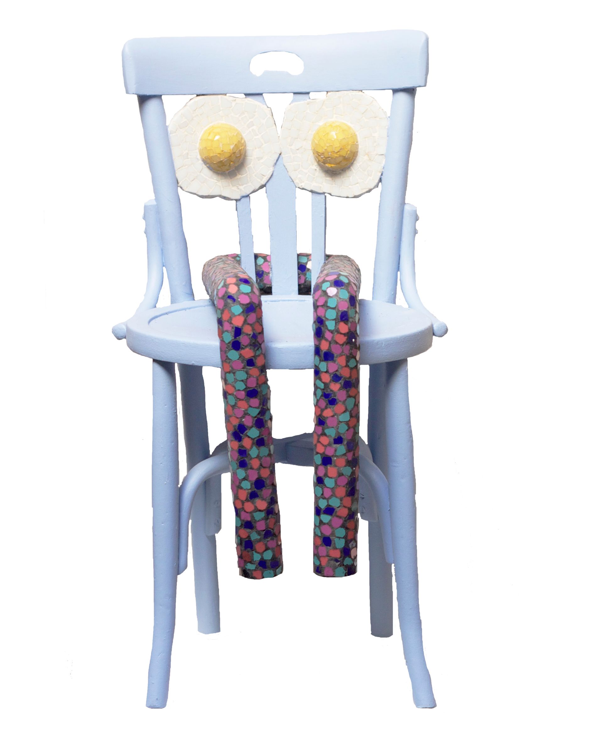 ¿Por qué mosaicos? Paseando un día hace ya 40 años en las ruinas de lo que fue una fábrica de mosaicos, descubrí entre los escombros trozos de mosaicos que, al incidirles la luz del sol, generaban un brillo especial. Quedé fascinado. Por esa razón, escogí el mosaico para desarrollar mis ideas y comencé a estudiar este arte milenario. Parto del modernismo de finales del XVIII y principios del XIX que Gaudí y sus discípulos lo integraron en sus obras con trozos de teselas irregulares de mosaicos, consiguiendo un cromatismo al incidir la luz en cada una de las teselas. ¿Por qué mosaicos?
Paseando un día hace ya 40 años en las ruinas de lo que fue una fábrica de mosaicos, descubrí entre los escombros trozos de mosaicos que, al incidirles la luz del sol, generaban un brillo especial. Quedé fascinado. Por esa razón, escogí el mosaico para desarrollar mis ideas y comencé a estudiar este arte milenario. Parto del modernismo de finales del XVIII y principios del XIX que Gaudí y sus discípulos lo integraron en sus obras con trozos de teselas irregulares de mosaicos, consiguiendo un cromatismo al incidir la luz en cada una de las teselas.