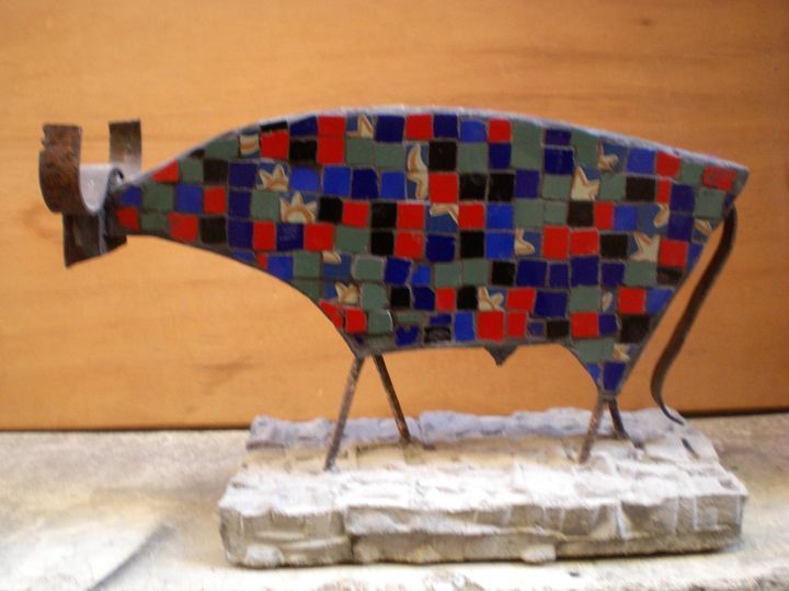 ¿Por qué escultura? Empecé haciendo cuadros y murales, pegando pequeños trozos de mosaicos, pero me sentí atrapado por la escultura, ya que me atraía el volumen, el espacio y el vacío. Para representar mi obra de mosaicos en tres dimensiones, realicé estudios sobre las esculturas y los dibujos neolíticos, el arte ibérico, las esculturas primitivas y, sobre todo, las esculturas de las vanguardias realizadas en los siglos XX y XXI. Me convertí en un apasionado del hueco, del vacío, de la abstracción, de la descomposición geométrica y de la deformación, influenciado por los movimientos artísticos del siglo XX, como el cubismo, la abstracción, el pop art, el art brut, el ready-made (arte encontrado) o el neoexpresionismo abstracto. ¿Por qué escultura?
Empecé haciendo cuadros y murales, pegando pequeños trozos de mosaicos, pero me sentí atrapado por la escultura, ya que me atraía el volumen, el espacio y el vacío. Para representar mi obra de mosaicos en tres dimensiones, realicé estudios sobre las esculturas y los dibujos neolíticos, el arte ibérico, las esculturas primitivas y, sobre todo, las esculturas de las vanguardias realizadas en los siglos XX y XXI. Me convertí en un apasionado del hueco, del vacío, de la abstracción, de la descomposición geométrica y de la deformación, influenciado por los movimientos artísticos del siglo XX, como el cubismo, la abstracción, el pop art, el art brut, el ready-made (arte encontrado) o el neoexpresionismo abstracto.