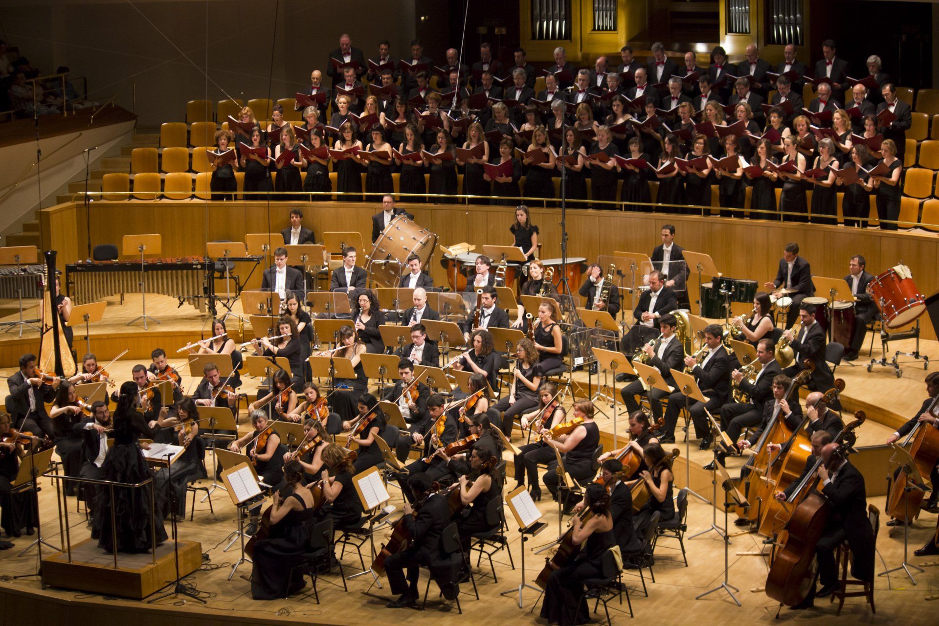 Silvia Sanz Torre estudió guitarra, piano y…dirección de orquesta en un tiempo, los años 80 del siglo anterior, en el que resultaba “inaudito” que las mujeres tomaran la batuta. Dato que, por sí solo, revela una vocación vigorosa y una voluntad nervuda, capaz de transformar en tangibles los sueños que el entorno juzga quiméricos. Hoy —gracias a ella, entre otras pioneras— las estudiantes españolas de música saben que la dirección orquestal es también un espacio de mujeres. Desde hace cinco lustros, Silvia Sanz es fundadora y directora titular del Grupo Talía y de todas sus formaciones musicales: Orquesta Metropolitana de Madrid y Coro Talía, con temporada estable de conciertos en el Auditorio Nacional de Música, Madrid Youth Orchestra, Orquesta Infantil Jonsui y Coro Talía Mini. El poliédrico Grupo Talía es producto de la creatividad —en el sentido más pleno del término— de Silvia Sanz. Más allá de una formidable profesional que ha dirigido orquestas nacionales e internacionales, Sanz es una prolífica constructora de oportunidades de crecimiento para otros: es una propagadora de cultura, empeñada en formar a los músicos y a los públicos del porvenir. De ahí que también desarrolle una mirífica actividad divulgadora a través de conciertos, cuyo fin es enseñar a personas —sin distinción de edad y nivel educativo— a escuchar, sentir, apreciar y disfrutar la música. Otra de sus iniciativas hacedoras de futuro es el Encuentro Orquestal Sinfónico de Alba de Tormes, un campamento orquestal en verano dirigido a instrumentistas desde 9 a 13 años, que viene celebrándose desde 2011. No es de extrañar, pues, que en 2017, fuese galardonada en los VII Premios Solidarios a la Igualdad MDE en la categoría de Mujeres que cambian el mundo, y que en dos ocasiones haya integrado la lista Top100 mujeres líderes en España de Mujeres & Cia. Su labor generatriz de nuevos músicos y públicos también la ha desempeñado fuera de España, en América Latina y África… La Asamblea Legislativa de El Salvador le concedió una distinción por su “ejemplo de participación de la mujer en espacios que contribuyen a erradicar desigualdades en todo el mundo”. Y en 2012, en Etiopía, puso en marcha y dirigió los conciertos de la Yared School of Music, única escuela de música del país y que se encontraba inactiva desde hacía cuatro décadas. La música es para ella imprescindible: una inversión en futuro, una apuesta inequívoca en valores humanos. Los suyos nos han cautivado y por eso hemos querido entrevistarla… Silvia Sanz Torre estudió guitarra, piano y…dirección de orquesta en un tiempo, los años 80 del siglo anterior, en el que resultaba “inaudito” que las mujeres tomaran la batuta. Dato que, por sí solo, revela una vocación vigorosa y una voluntad nervuda, capaz de transformar en tangibles los sueños que el entorno juzga quiméricos. Hoy —gracias a ella, entre otras pioneras— las estudiantes españolas de música saben que la dirección orquestal es también un espacio de mujeres. Desde hace cinco lustros, Silvia Sanz es fundadora y directora titular del Grupo Talía y de todas sus formaciones musicales: Orquesta Metropolitana de Madrid y Coro Talía, con temporada estable de conciertos en el Auditorio Nacional de Música, Madrid Youth Orchestra, Orquesta Infantil Jonsui y Coro Talía Mini. El poliédrico Grupo Talía es producto de la creatividad —en el sentido más pleno del término— de Silvia Sanz. Más allá de una formidable profesional que ha dirigido orquestas nacionales e internacionales, Sanz es una prolífica constructora de oportunidades de crecimiento para otros: es una propagadora de cultura, empeñada en formar a los músicos y a los públicos del porvenir. De ahí que también desarrolle una mirífica actividad divulgadora a través de conciertos, cuyo fin es enseñar a personas —sin distinción de edad y nivel educativo— a escuchar, sentir, apreciar y disfrutar la música. Otra de sus iniciativas hacedoras de futuro es el Encuentro Orquestal Sinfónico de Alba de Tormes, un campamento orquestal en verano dirigido a instrumentistas desde 9 a 13 años, que viene celebrándose desde 2011. No es de extrañar, pues, que en 2017, fuese galardonada en los VII Premios Solidarios a la Igualdad MDE en la categoría de Mujeres que cambian el mundo, y que en dos ocasiones haya integrado la lista Top100 mujeres líderes en España de Mujeres & Cia. Su labor generatriz de nuevos músicos y públicos también la ha desempeñado fuera de España, en América Latina y África… La Asamblea Legislativa de El Salvador le concedió una distinción por su “ejemplo de participación de la mujer en espacios que contribuyen a erradicar desigualdades en todo el mundo”. Y en 2012, en Etiopía, puso en marcha y dirigió los conciertos de la Yared School of Music, única escuela de música del país y que se encontraba inactiva desde hacía cuatro décadas. La música es para ella imprescindible: una inversión en futuro, una apuesta inequívoca en valores humanos. Los suyos nos han cautivado y por eso hemos querido entrevistarla…