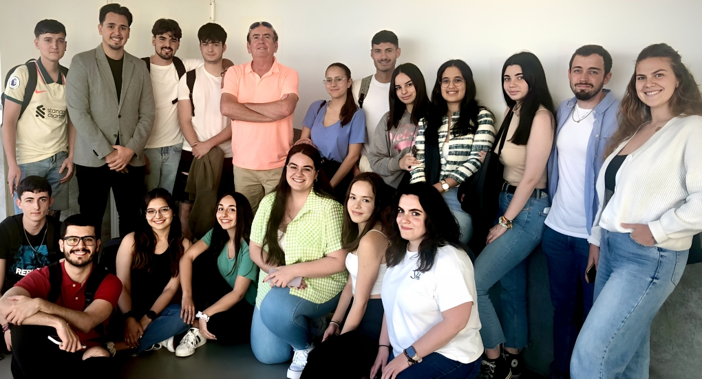 Momento en clase de Comunicación de las Instituciones Públicas. Grado en Gestión y Administración Pública Momento en clase de Comunicación de las Instituciones Públicas. Grado en Gestión y Administración Pública