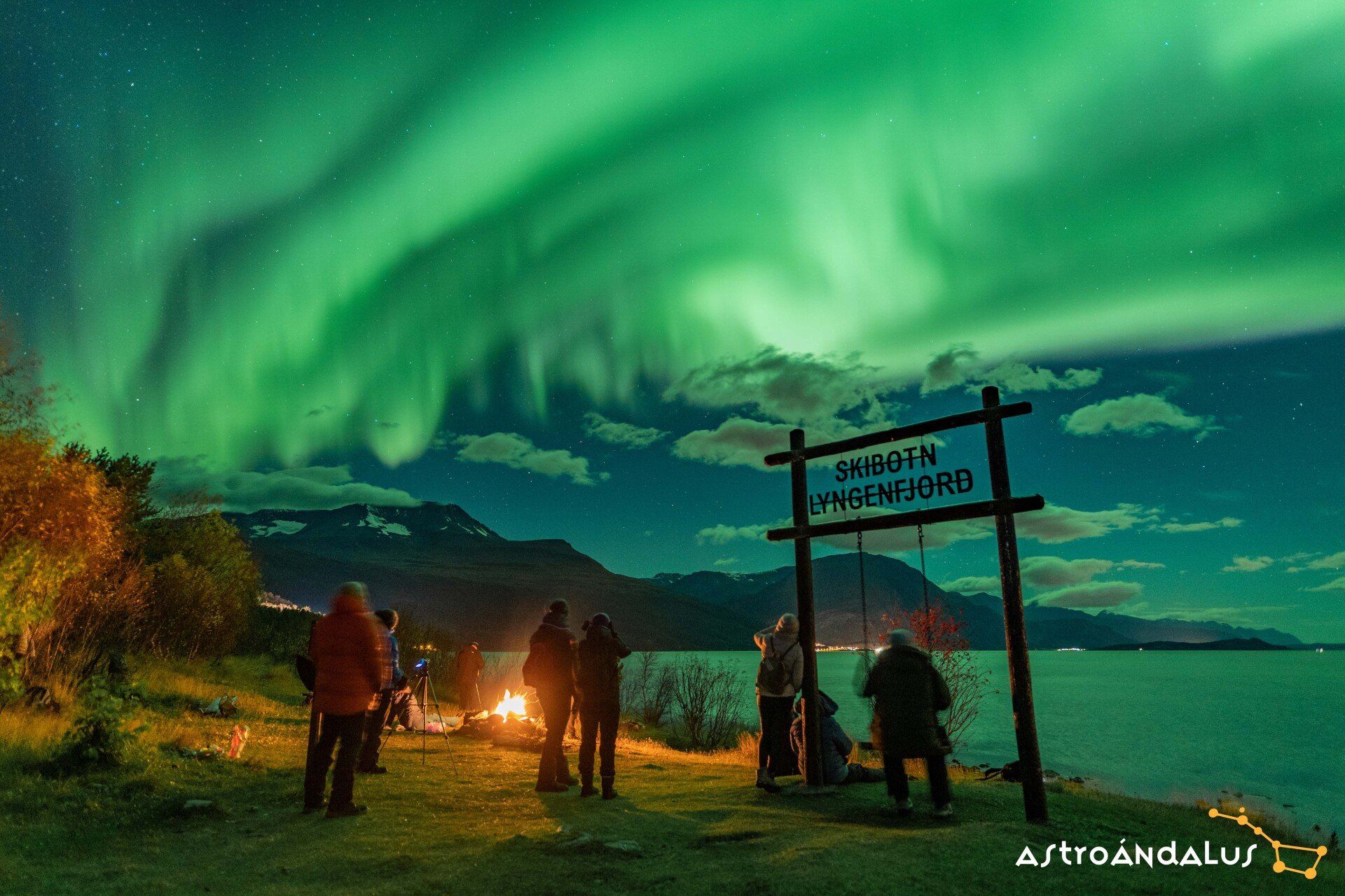 ¿Qué es AstroÁndalus y cómo nació? AstroÁndalus (AÁ). AstroÁndalus es la primera agencia de viajes especializada en turismo astronómico, es decir, organizamos actividades para observar las estrellas con telescopios y también viajes para ver las auroras boreales al norte de Noruega y Finlandia. Actualmente, AstroÁndalus está integrado por un grupo de apasionados y apasionadas de la ciencia, personas que nos dedicamos a la divulgación científica y que hemos convertido nuestra pasión en nuestro trabajo, un trabajo que es capaz de generar empleo y oportunidades en zonas rurales de nuestro territorio, poniendo en valor un recurso endógeno y propio, de un gran valor medioambiental y cultural, como es un cielo nocturno repleto de estrellas. Principalmente, trabajamos en zonas con escasa contaminación lumínica, zonas donde las estrellas siguen siendo las protagonistas de la noche. ¿Qué es AstroÁndalus y cómo nació? AstroÁndalus (AÁ). AstroÁndalus es la primera agencia de viajes especializada en turismo astronómico, es decir, organizamos actividades para observar las estrellas con telescopios y también viajes para ver las auroras boreales al norte de Noruega y Finlandia. Actualmente, AstroÁndalus está integrado por un grupo de apasionados y apasionadas de la ciencia, personas que nos dedicamos a la divulgación científica y que hemos convertido nuestra pasión en nuestro trabajo, un trabajo que es capaz de generar empleo y oportunidades en zonas rurales de nuestro territorio, poniendo en valor un recurso endógeno y propio, de un gran valor medioambiental y cultural, como es un cielo nocturno repleto de estrellas. Principalmente, trabajamos en zonas con escasa contaminación lumínica, zonas donde las estrellas siguen siendo las protagonistas de la noche.