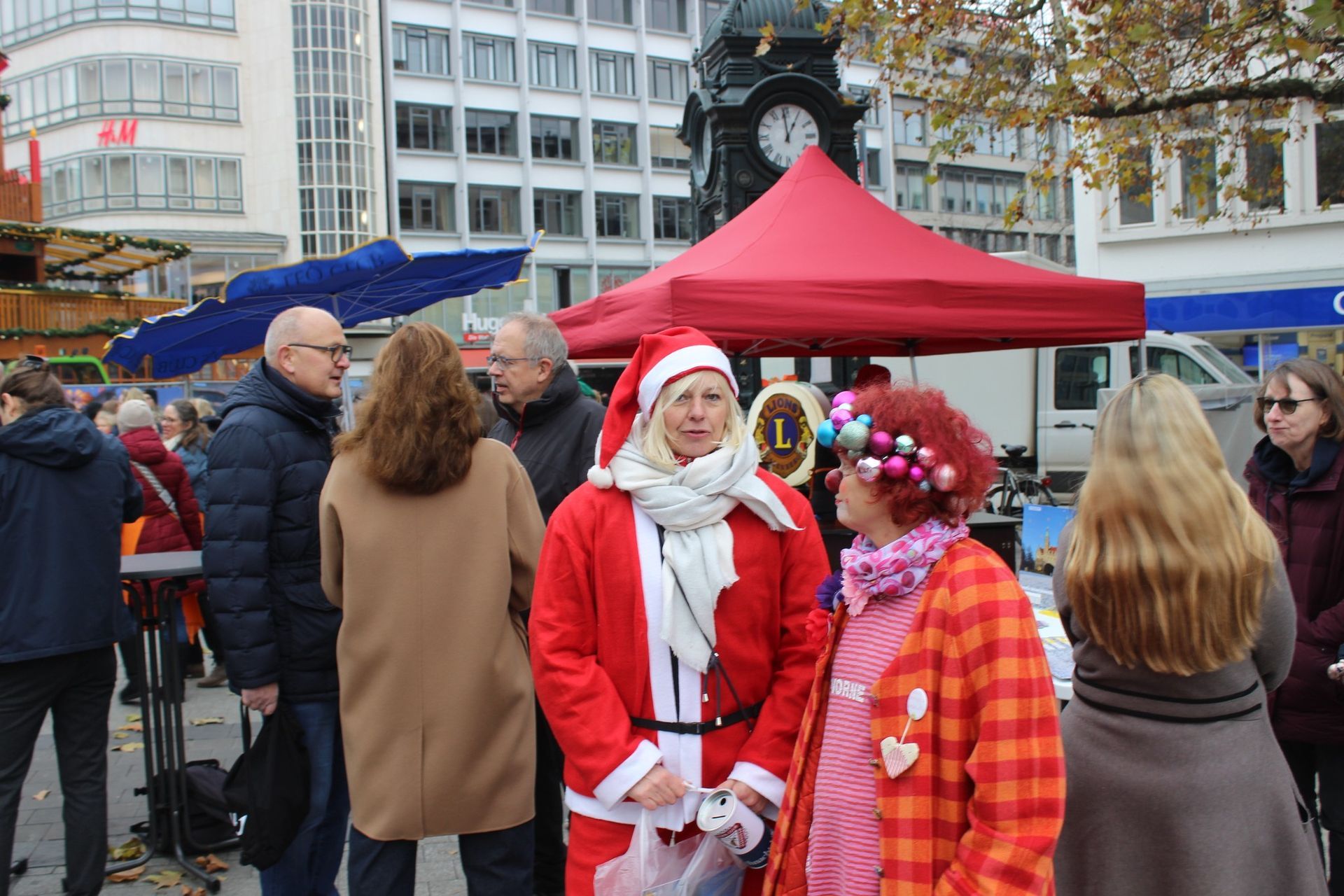 Clowns und Weihnachtsmann am Kröpcke