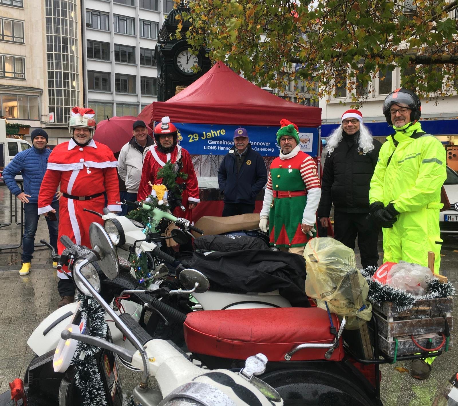 Vespas und Weihnachtsmänner