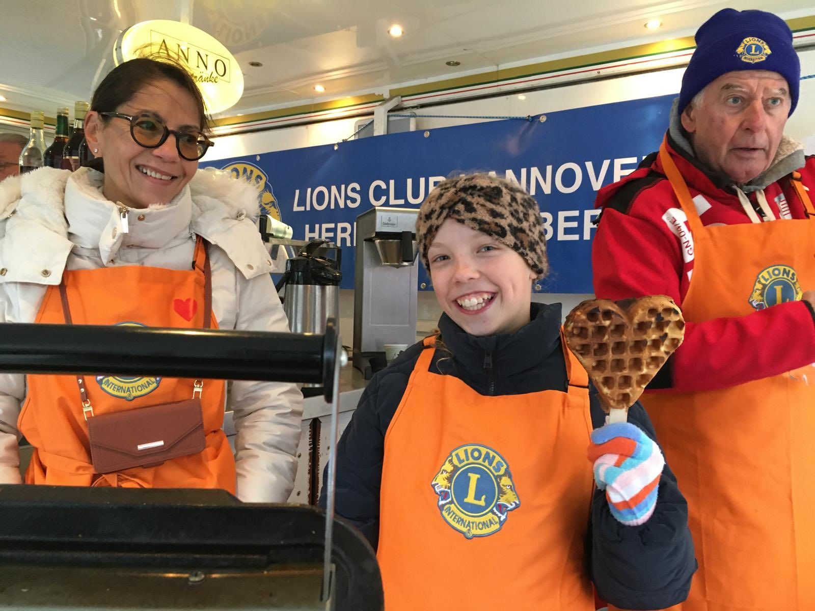 Kind mit Waffel in der Hand