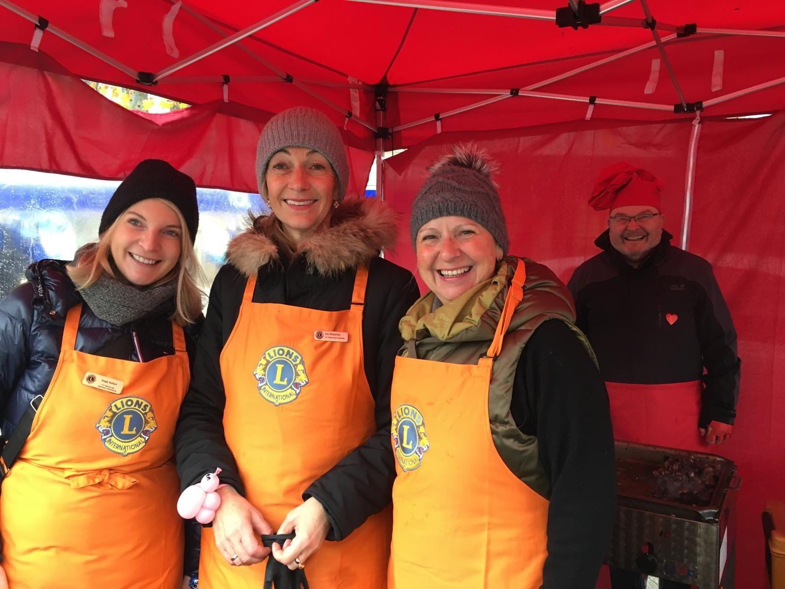 3 Frauen am Stand