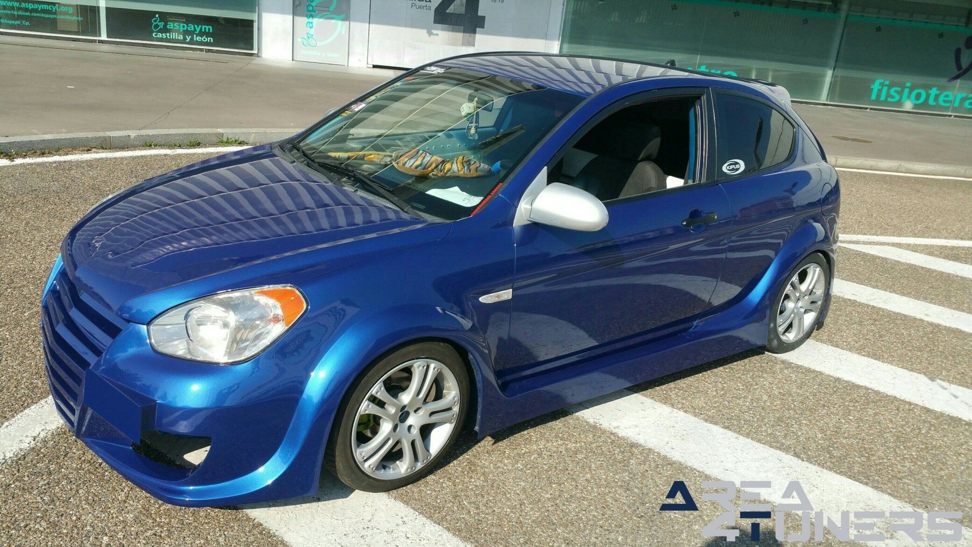 Imagen reportaje coche Tuning Hyundai Accent Mi Niño Imagen perteneciente al reportaje fotográfico de la revista Tuning de publicación diaria Area4tuners.es sobre un Hyundai Accent