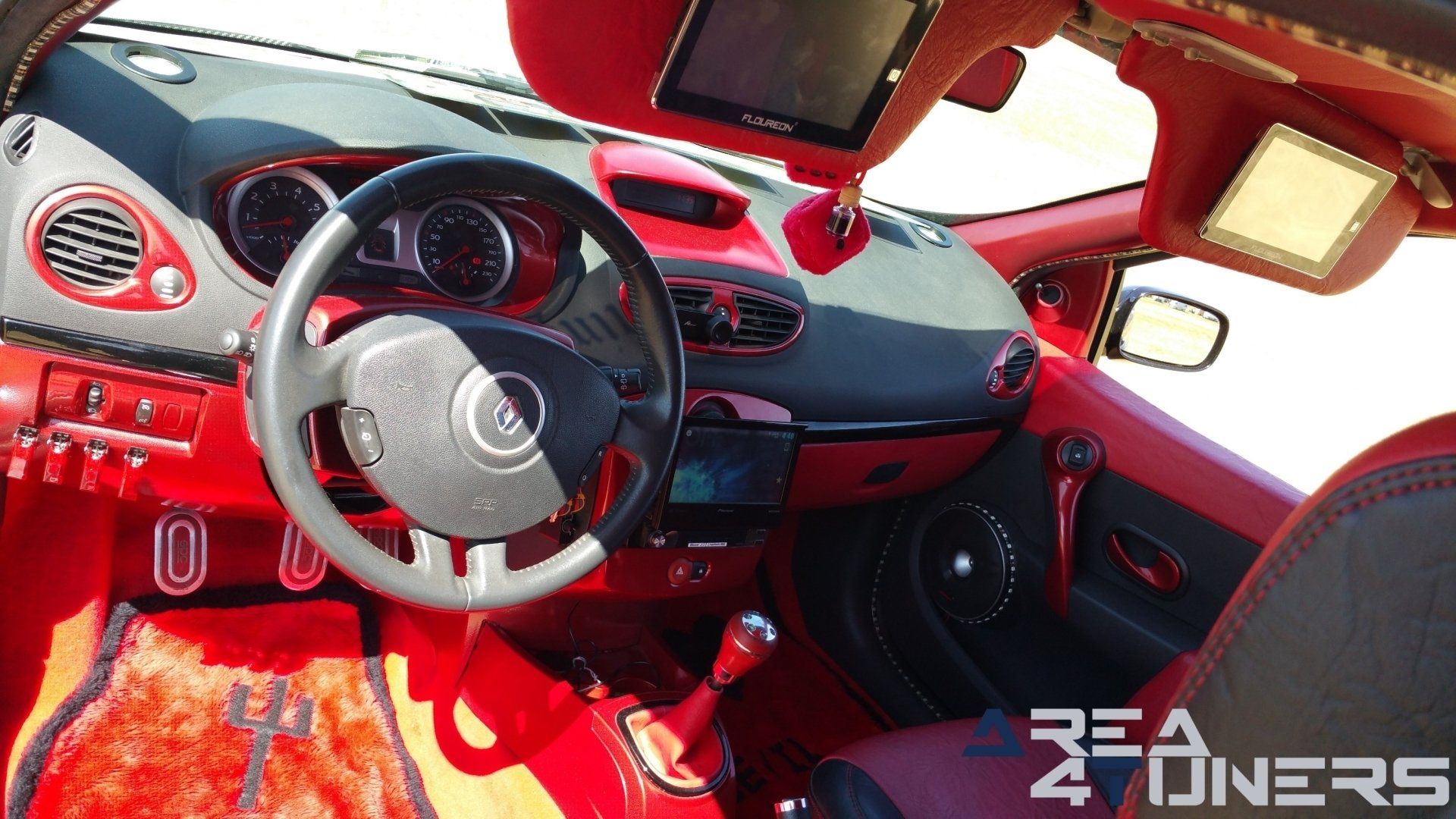 Imagen reportaje coche Tuning Renault Clio Devil Little Imagen perteneciente al reportaje fotográfico de la revista Tuning de publicación diaria Area4tuners.es sobre un Renault Clio