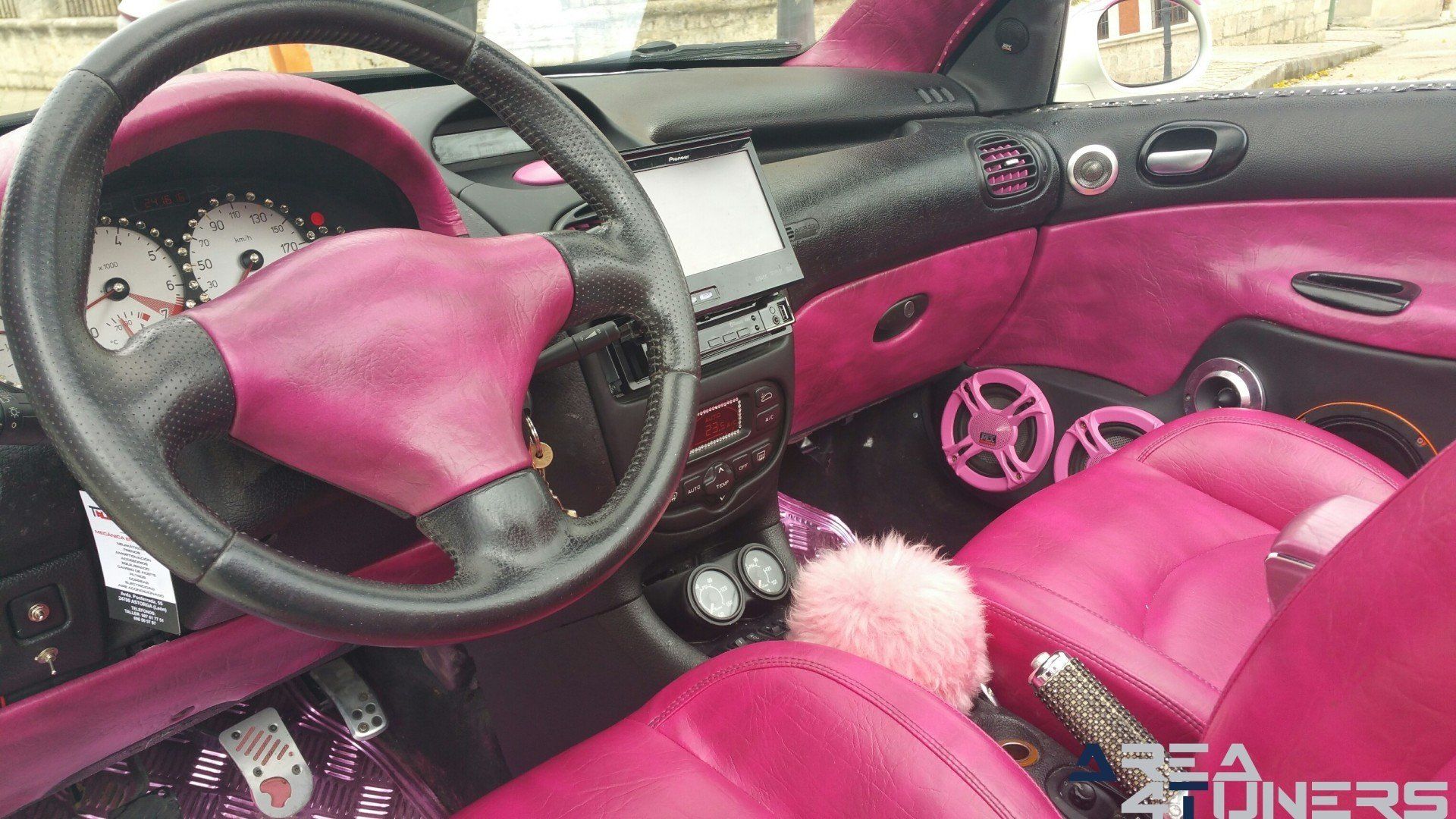 Imagen reportaje coche Tuning Peugeot 206 Mirada Femenina Imagen perteneciente al reportaje fotográfico de la revista Tuning de publicación diaria Area4tuners.es sobre un Peugeot 206