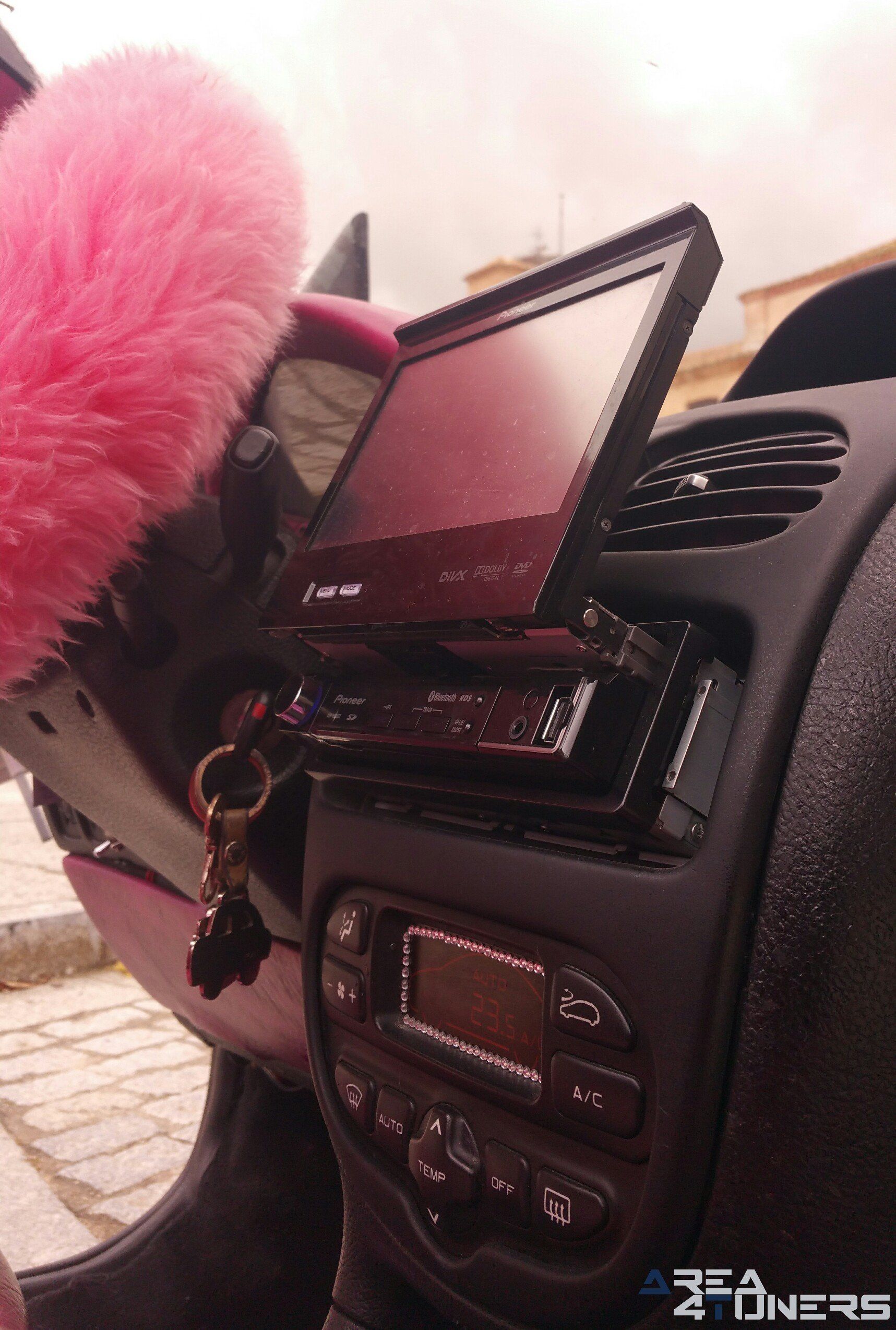 Imagen reportaje coche Tuning Peugeot 206 Mirada Femenina Imagen perteneciente al reportaje fotográfico de la revista Tuning de publicación diaria Area4tuners.es sobre un Peugeot 206